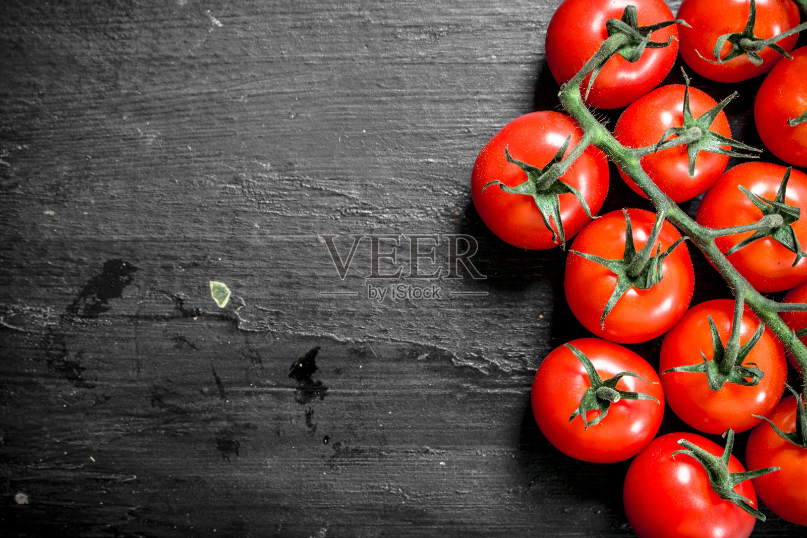 新鲜成熟的西红柿。照片摄影图片
