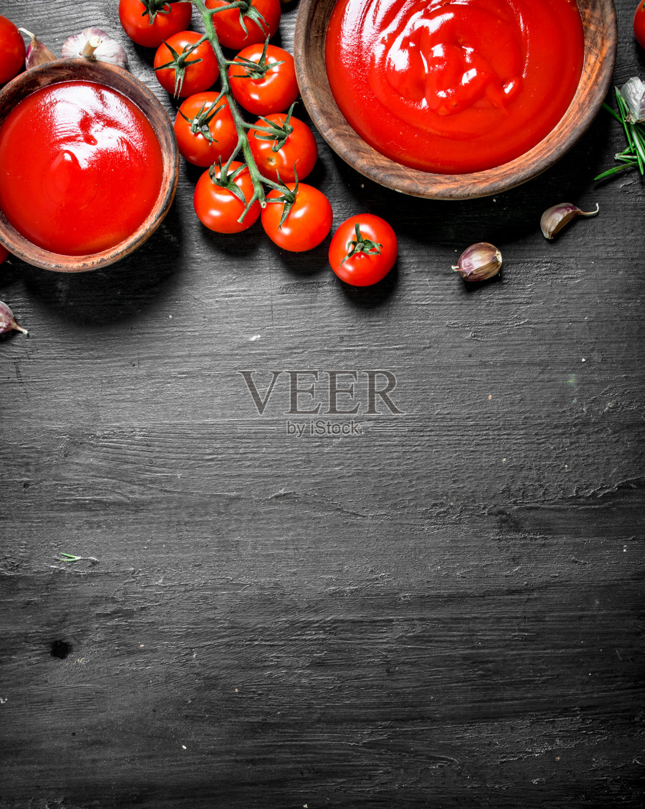新鲜的番茄酱配上香料和香草。照片摄影图片