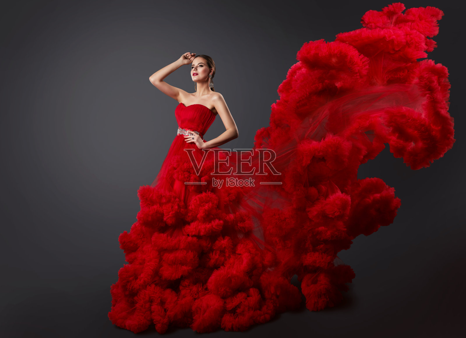 女人在红色皱裙，时尚模特在长袍与长波浪尾巴照片摄影图片