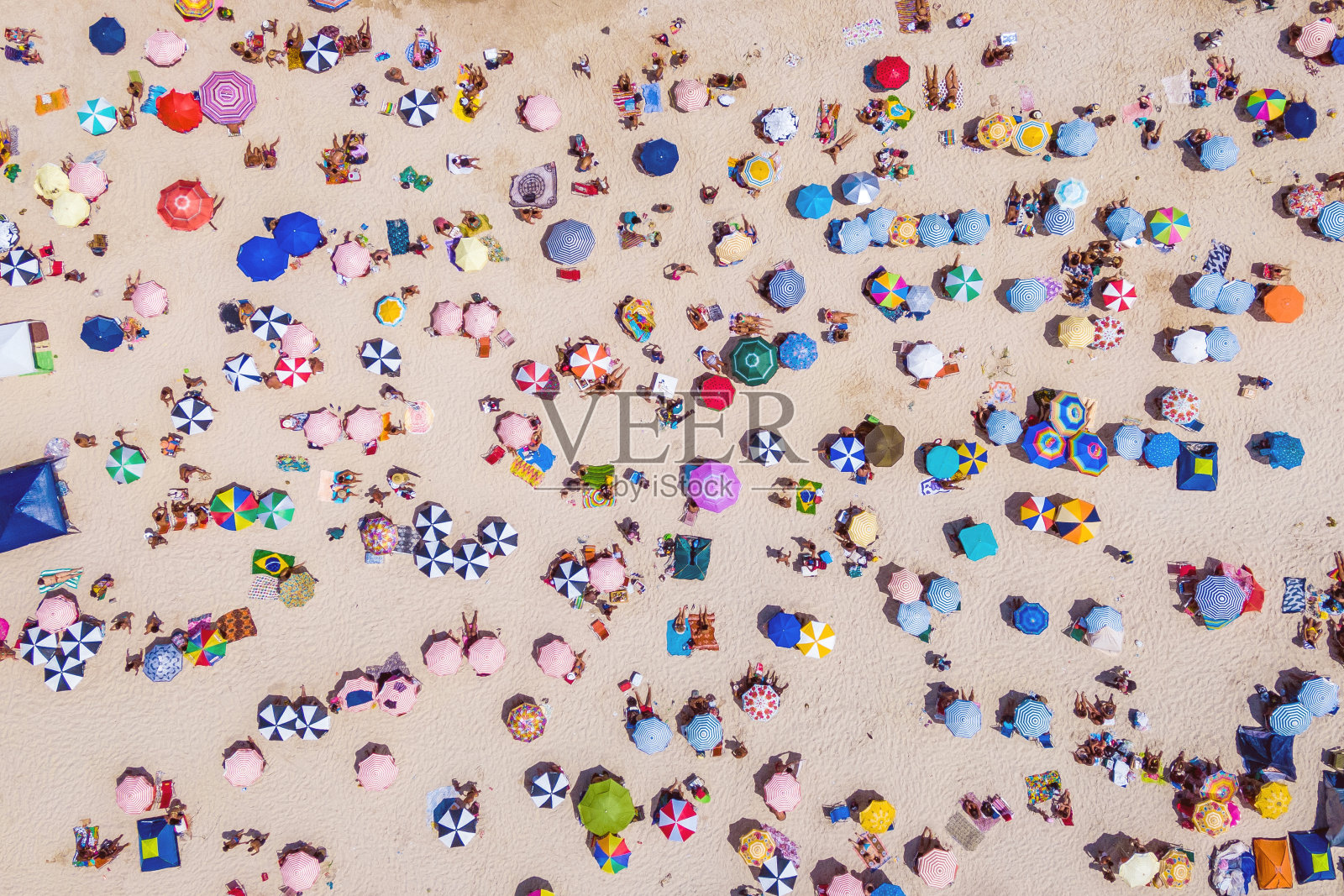 在一个阳光明媚的日子，五颜六色的雨伞和人们在海滩上放松，科帕卡巴纳，里约热内卢de Janeiro，巴西照片摄影图片