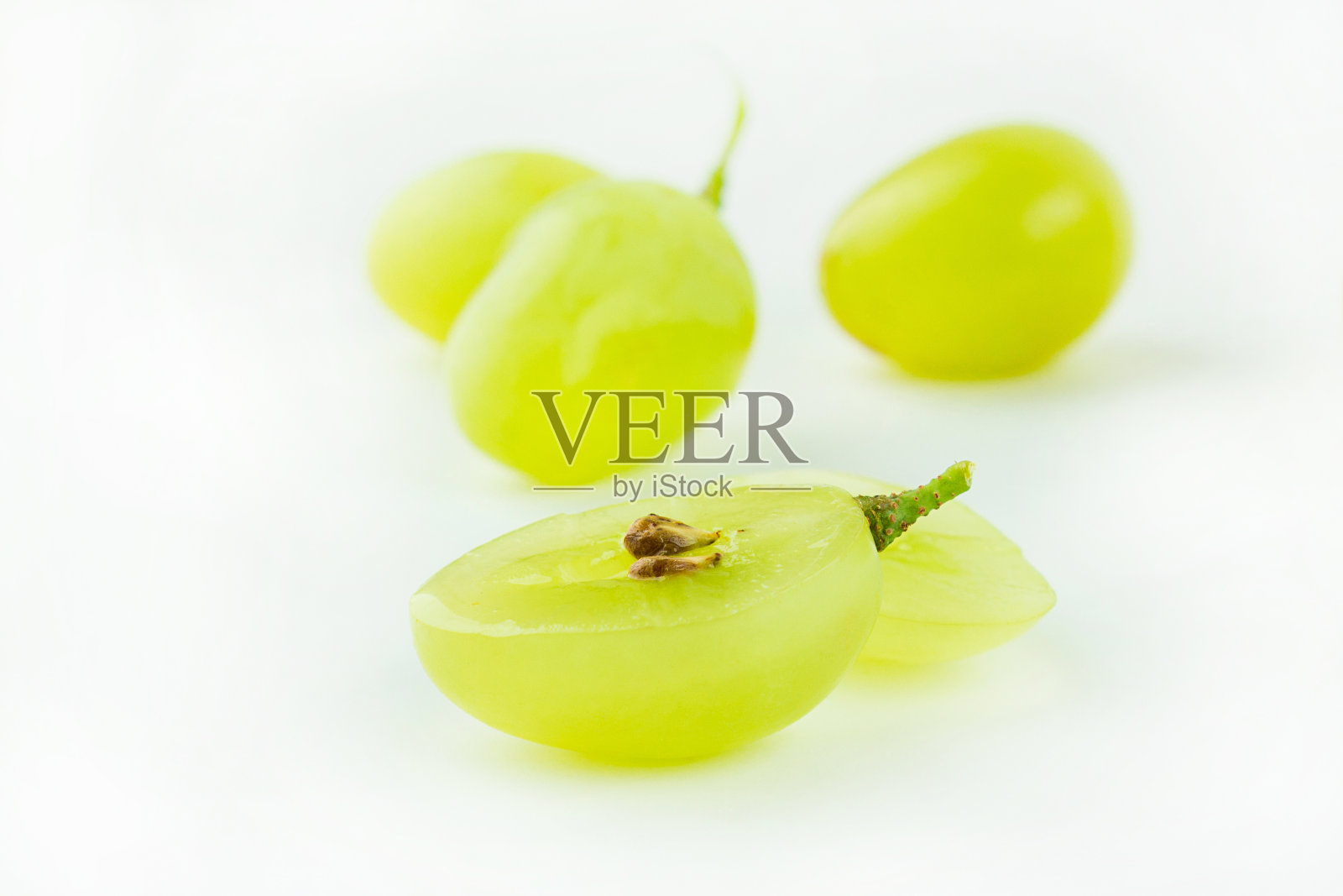 明亮的宏观葡萄浆果在白色照片摄影图片