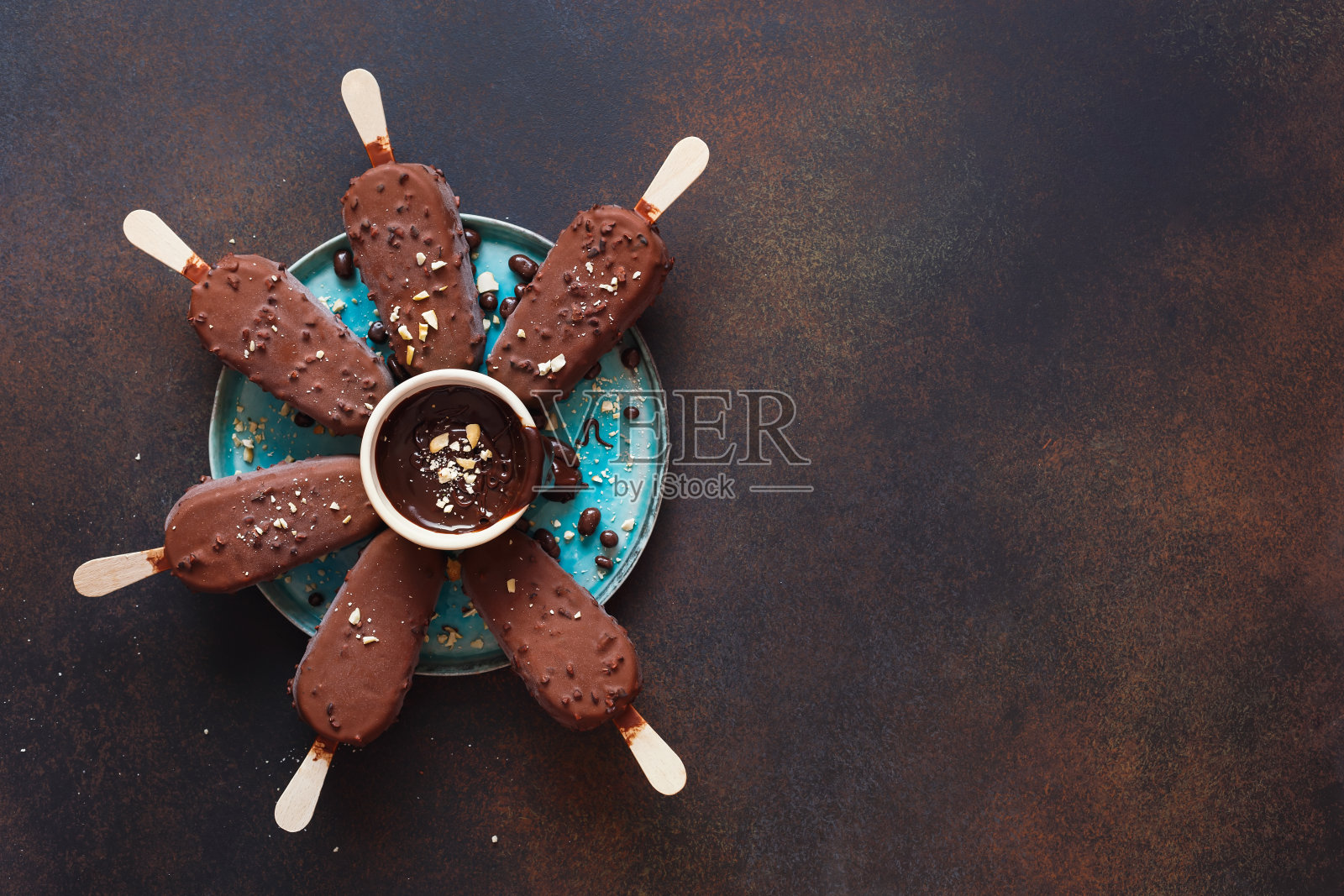 黑巧克力冰淇淋棒，烤杏仁和巧克力片照片摄影图片