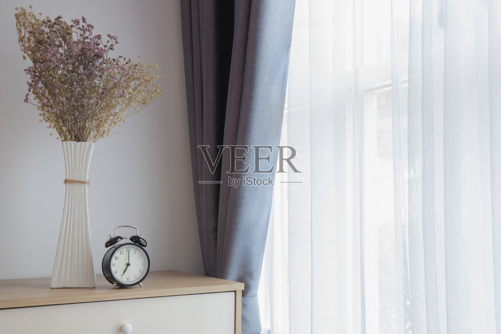 木桌与装饰花上白色窗帘窗纹理背景。照片摄影图片