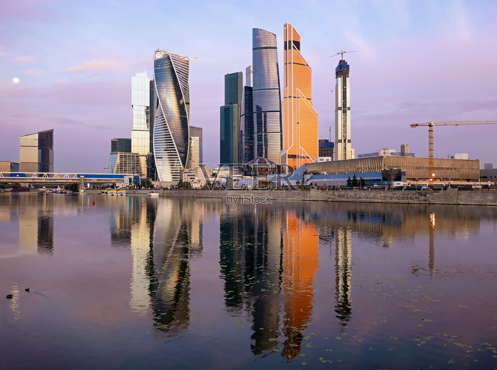 早晨全景莫斯科国际商务中心(莫斯科城)和平静的莫斯科河，俄罗斯。照片摄影图片
