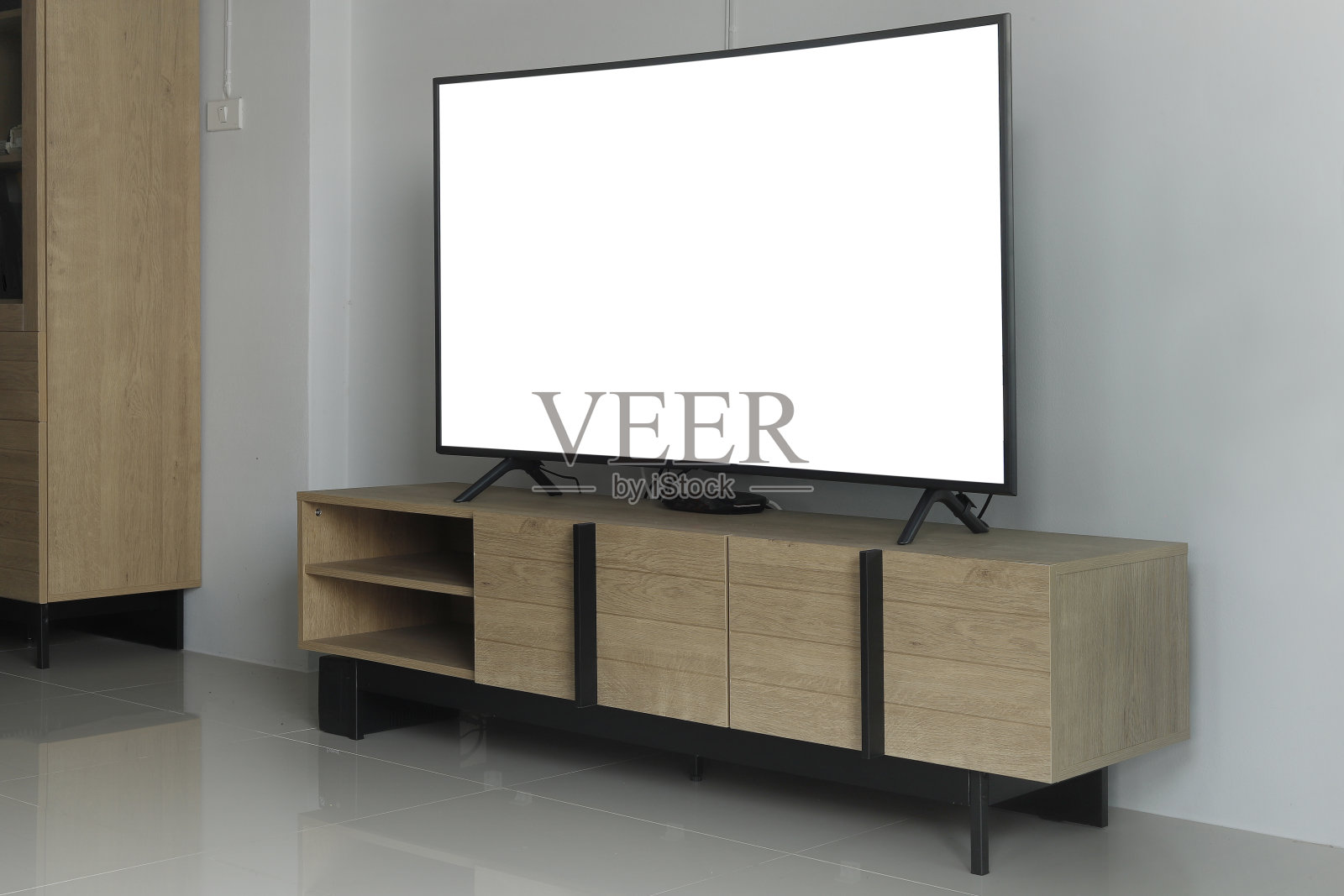 智能电视与黑色光泽屏幕上的客厅控制台木材。照片摄影图片