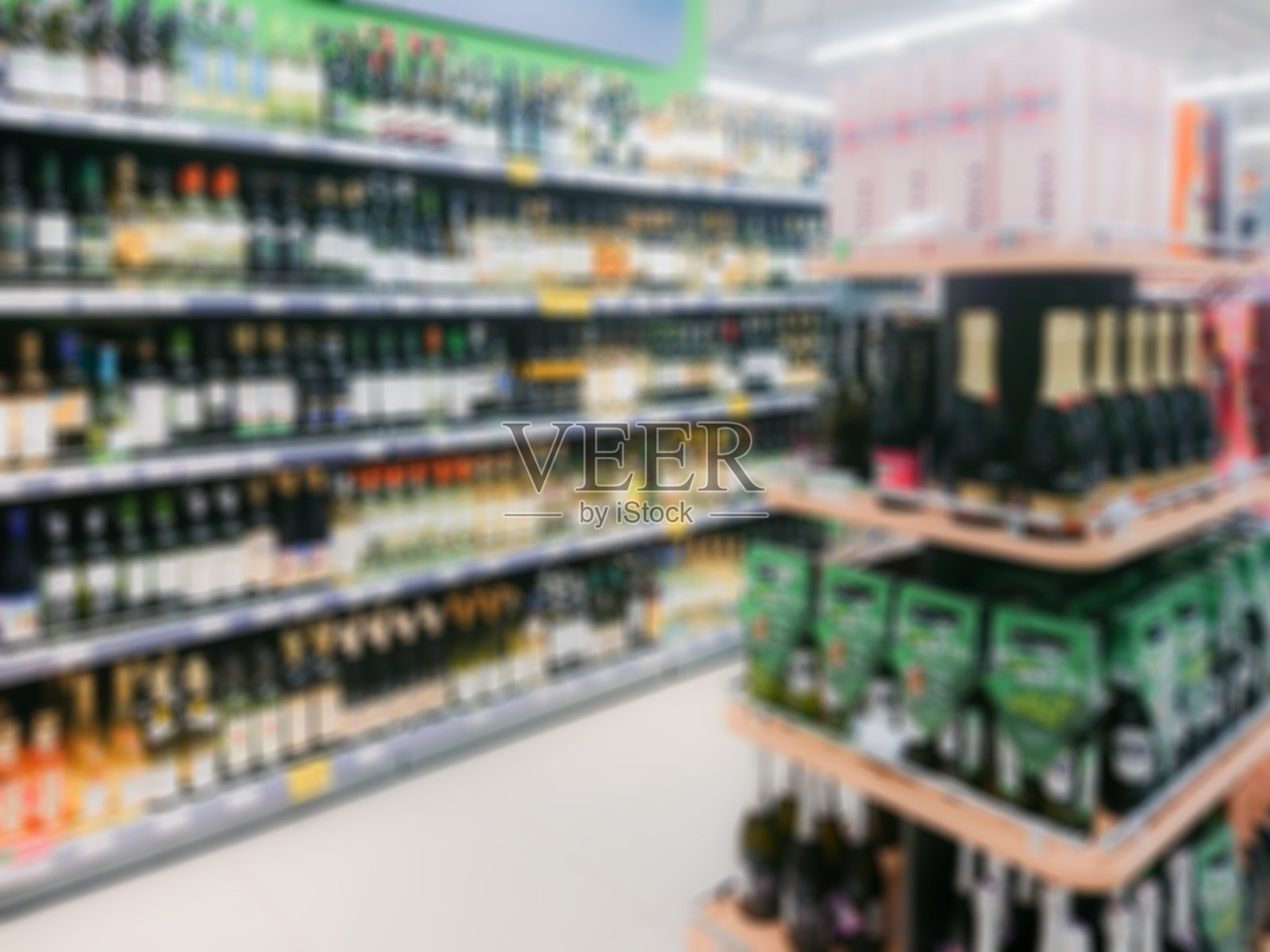 抽象模糊图像。散焦镜头。超市货架上的葡萄酒、白兰地和其他酒精饮料照片摄影图片
