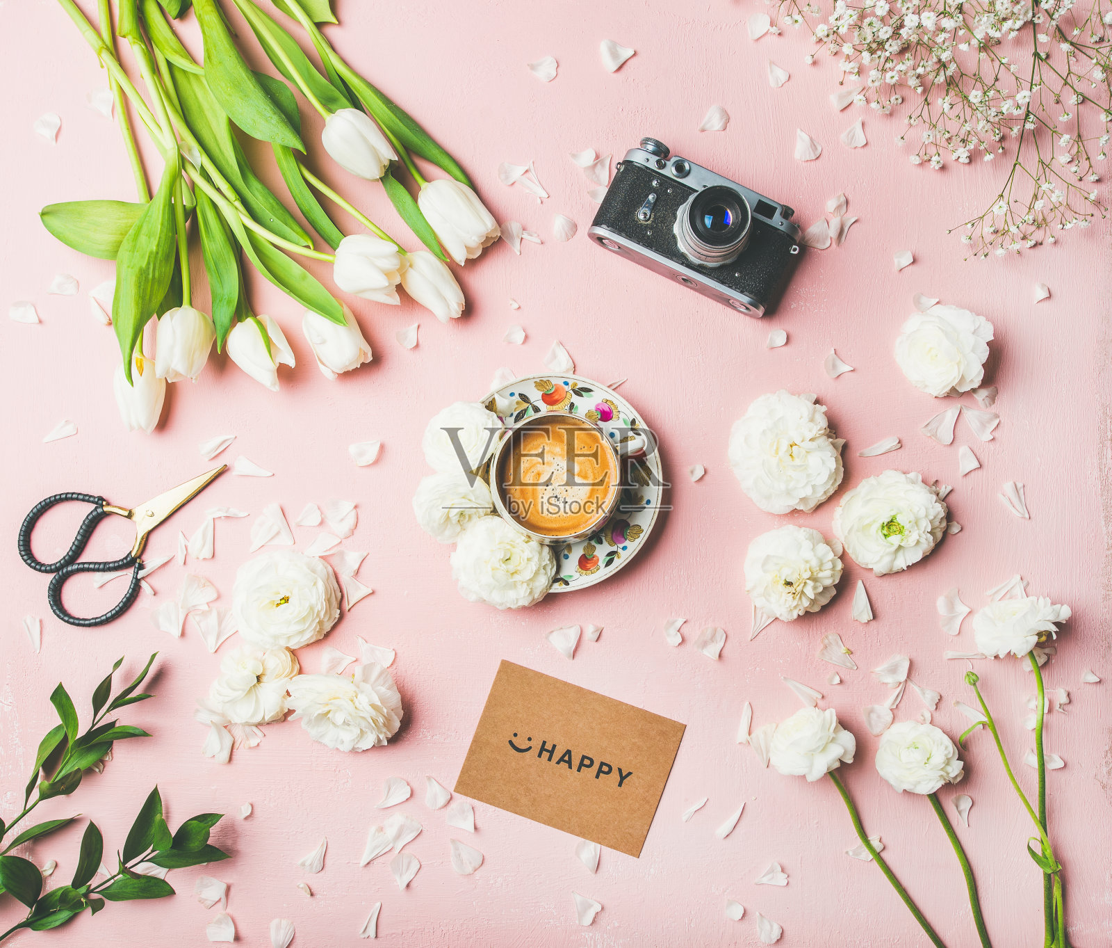 用咖啡布置春天，用鲜花，用字母标示幸福照片摄影图片