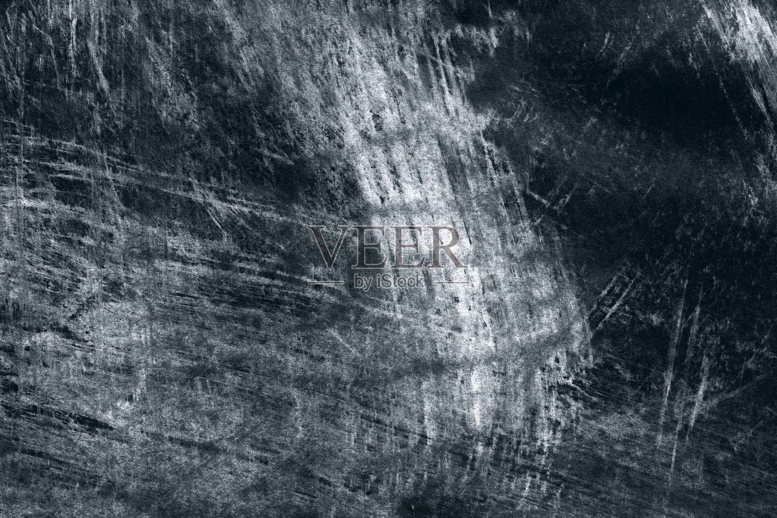 随机和凌乱的水平粉笔纹理背景在复古黑板-与复制空间照片摄影图片