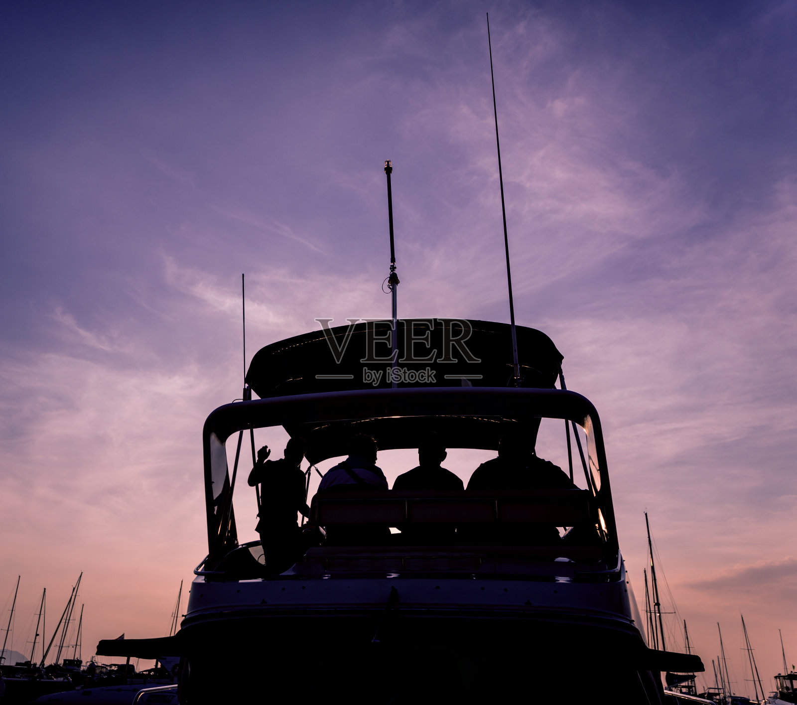 港口与游艇细节的观点。滨海湾美丽的日落天空。照片摄影图片