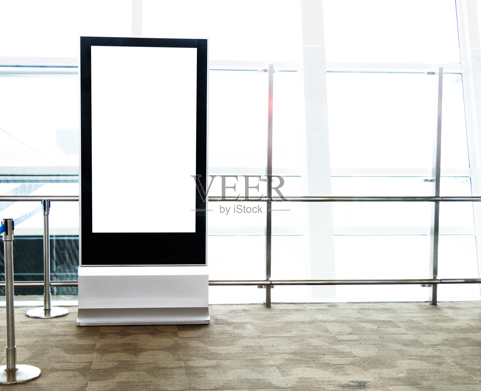 机场走廊的空白海报亭照片摄影图片