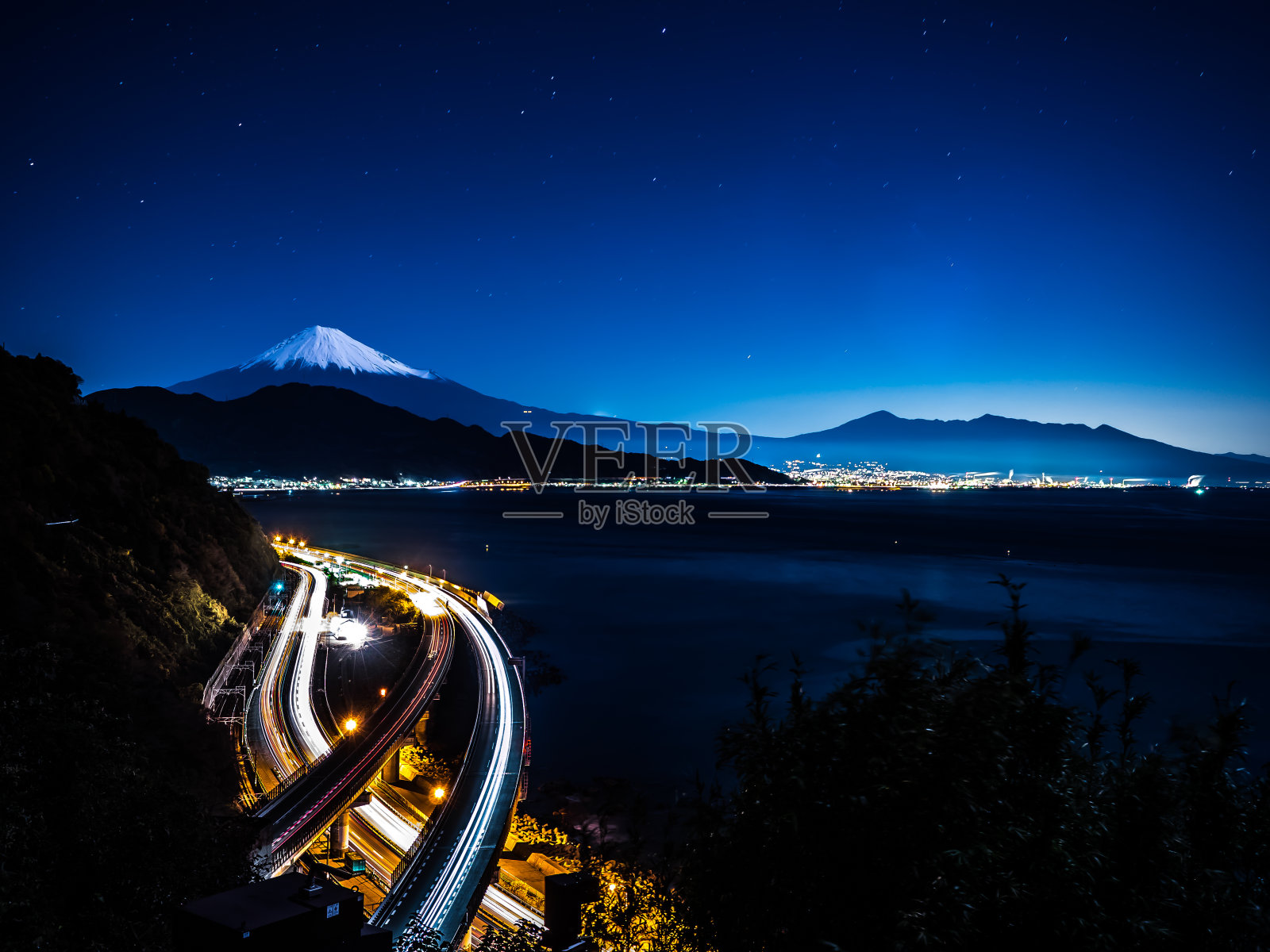 星空，冬天的富士山，骏河湾，淡淡的汽车痕迹。照片摄影图片