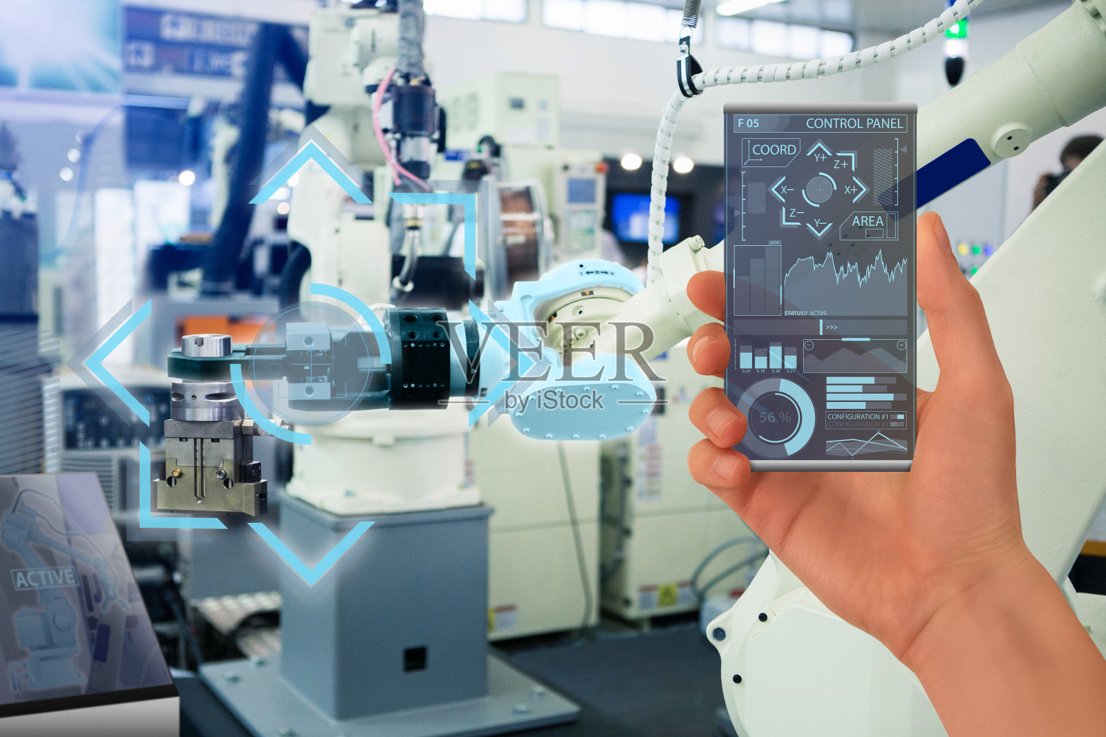 工程师使用未来透明智能手机在智能工厂控制机器人照片摄影图片