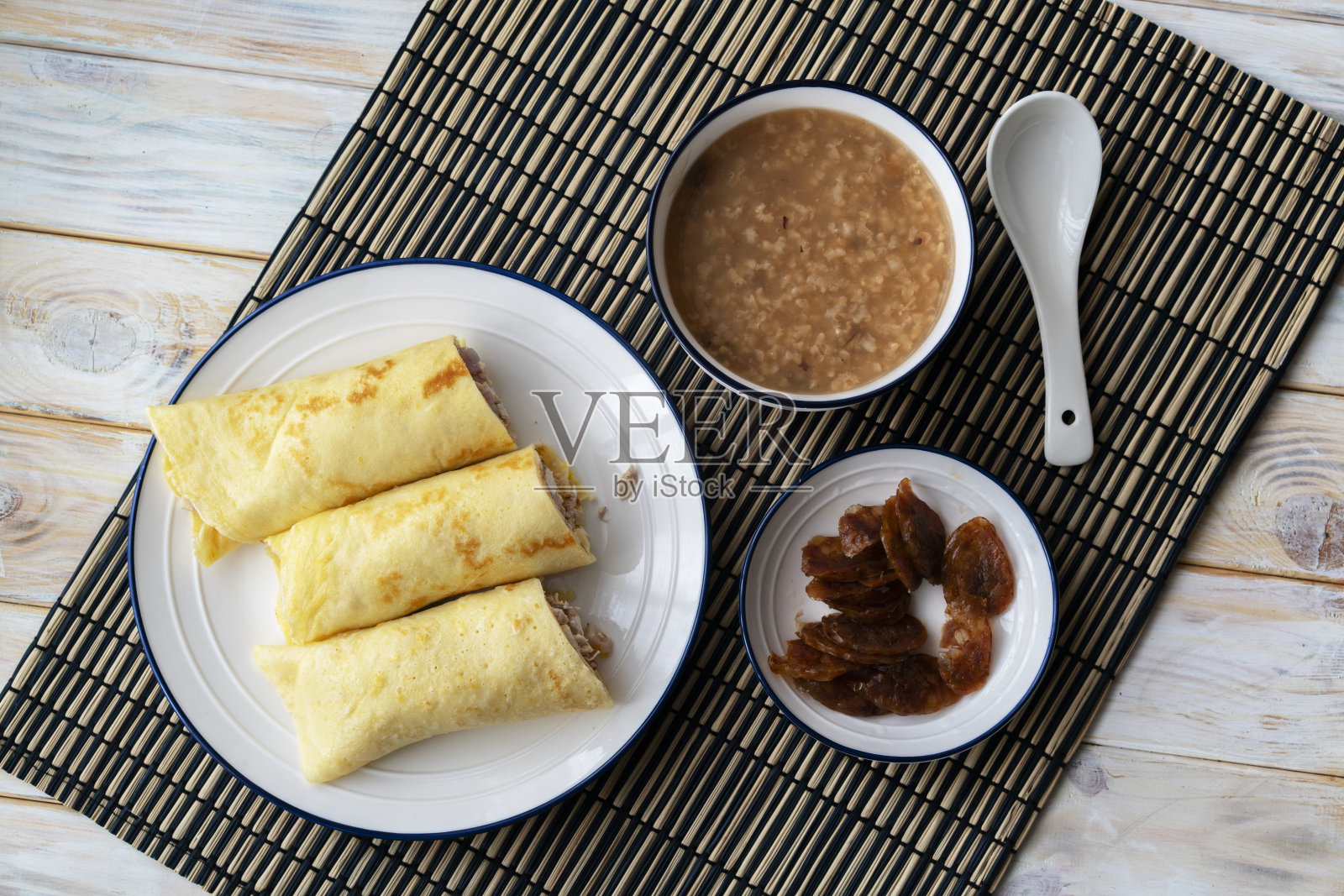 自制早餐:煎蛋卷、粥和香肠照片摄影图片