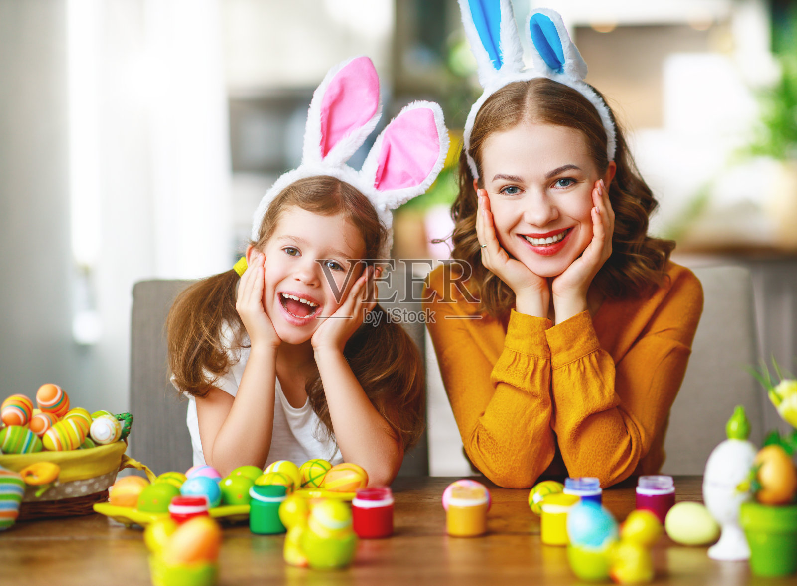 复活节快乐!家庭母亲和孩子耳朵野兔准备度假照片摄影图片