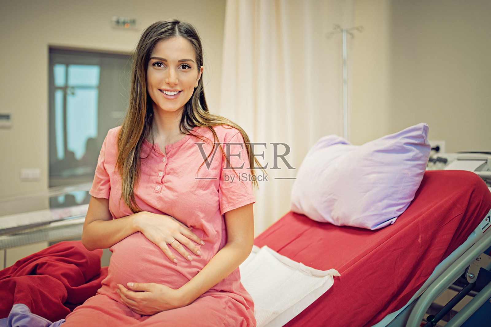 孕妇在医院产房的肖像照片摄影图片
