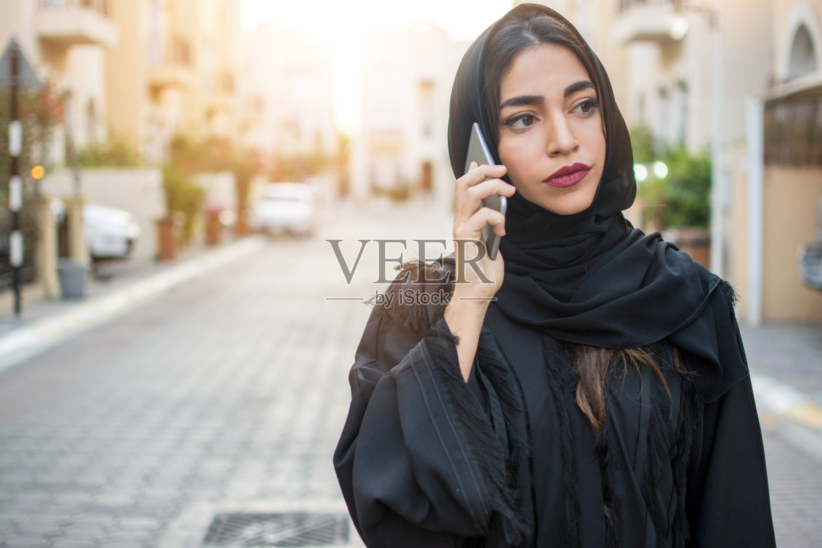 漂亮的中东年轻女人在户外打手机照片摄影图片