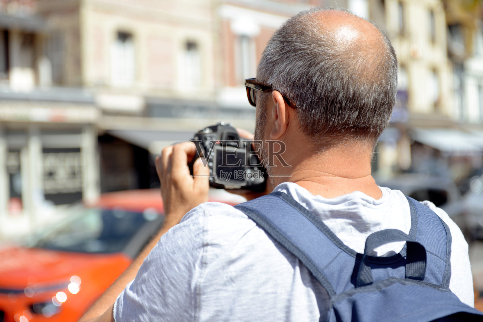 一名男子在法国行走(带着相机)照片摄影图片