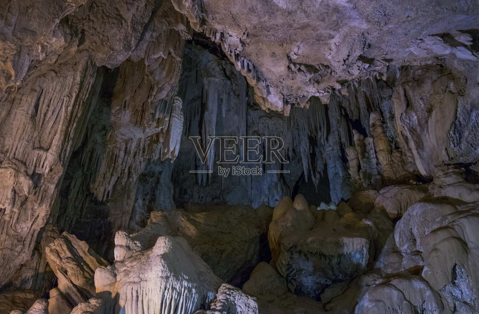 在泰国甲米省的一个古老的大洞里。照片摄影图片