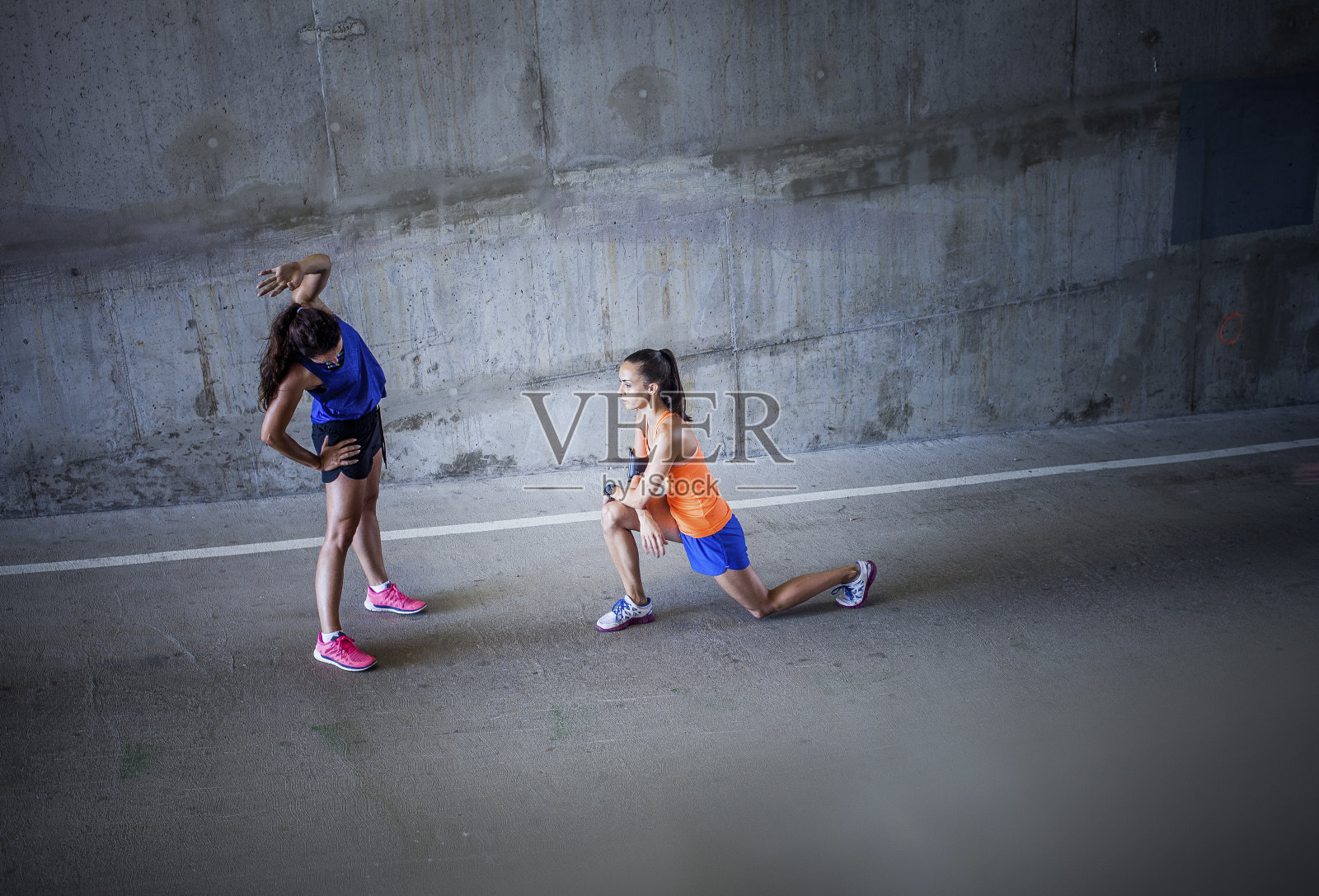两个小女孩一起锻炼照片摄影图片
