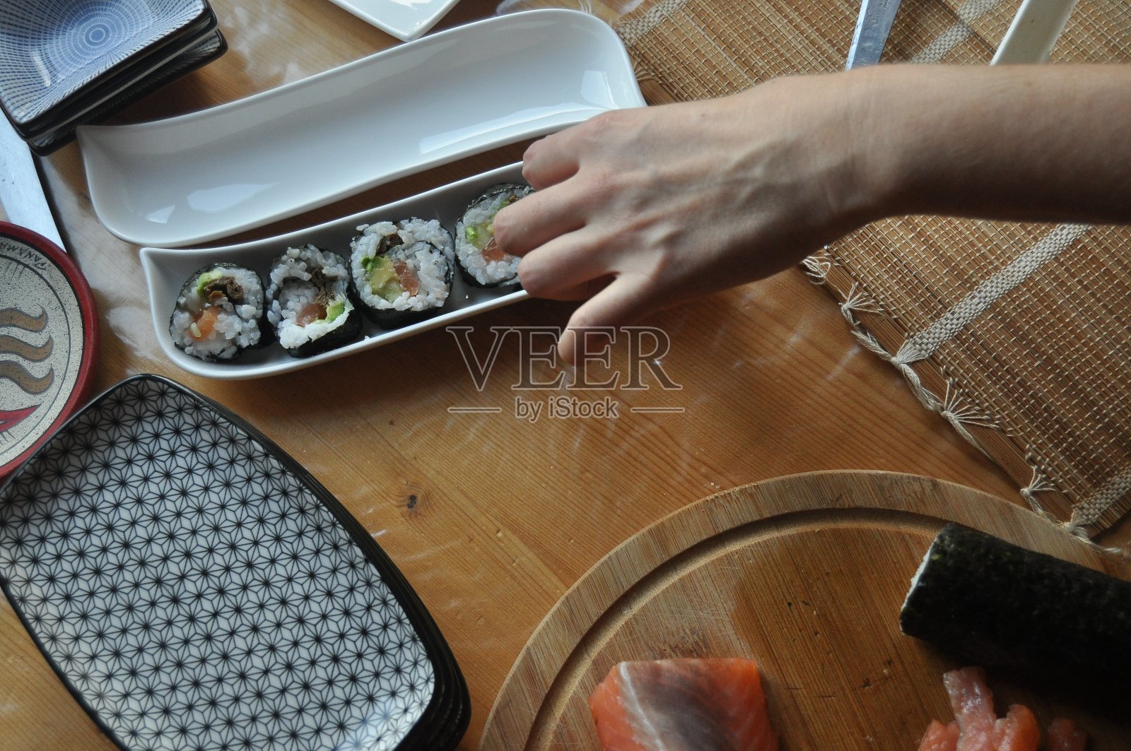 寿司。美味的鱼，米饭和补品，在家准备。照片摄影图片