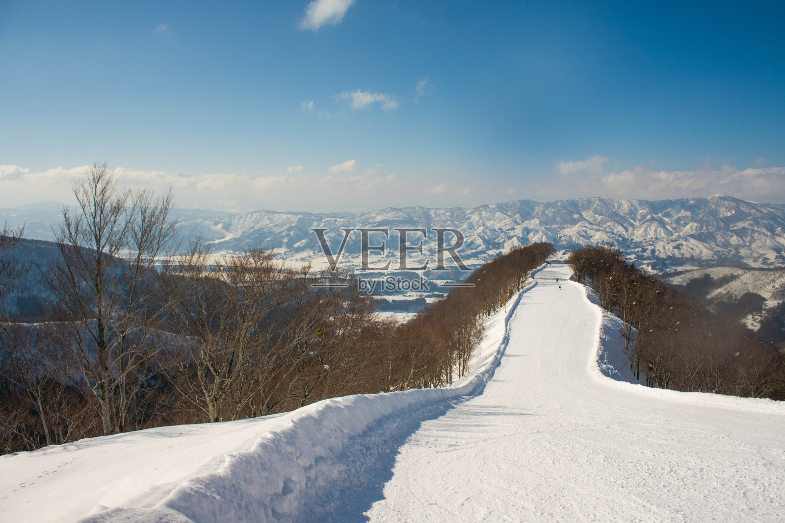 风景和山景野泽温泉在冬季，长野，日本。照片摄影图片