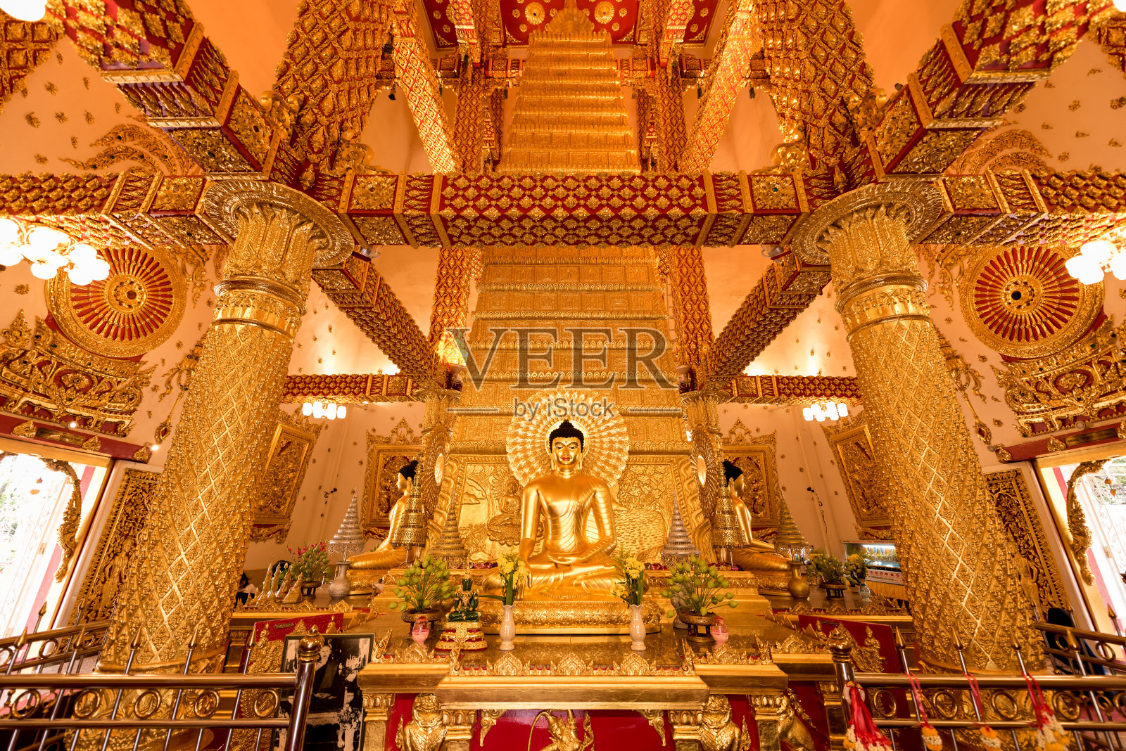 早上在泰国乌汶府的那农布寺。照片摄影图片