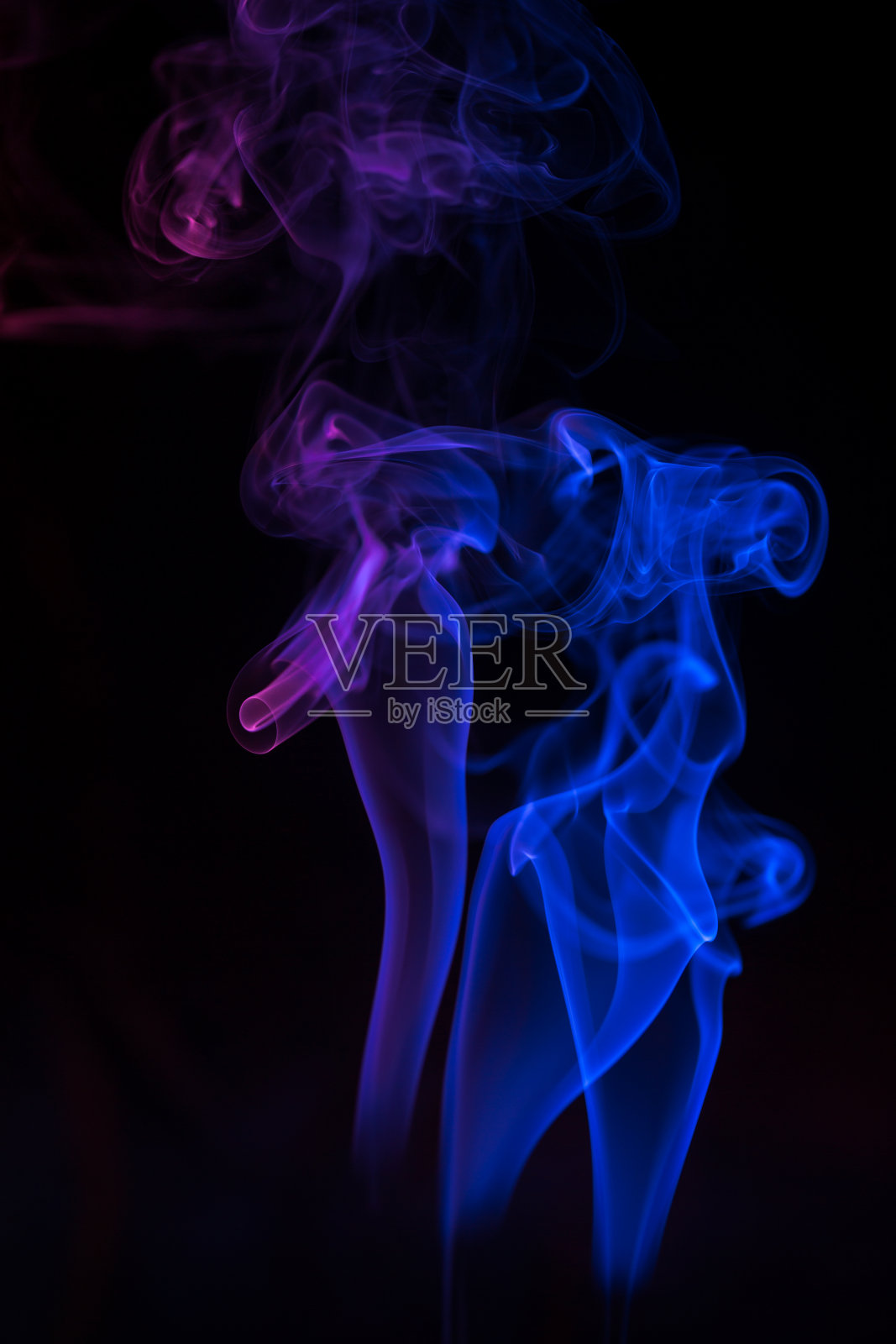 抽象背景和壁纸。黑色背景上的彩色烟雾。照片摄影图片
