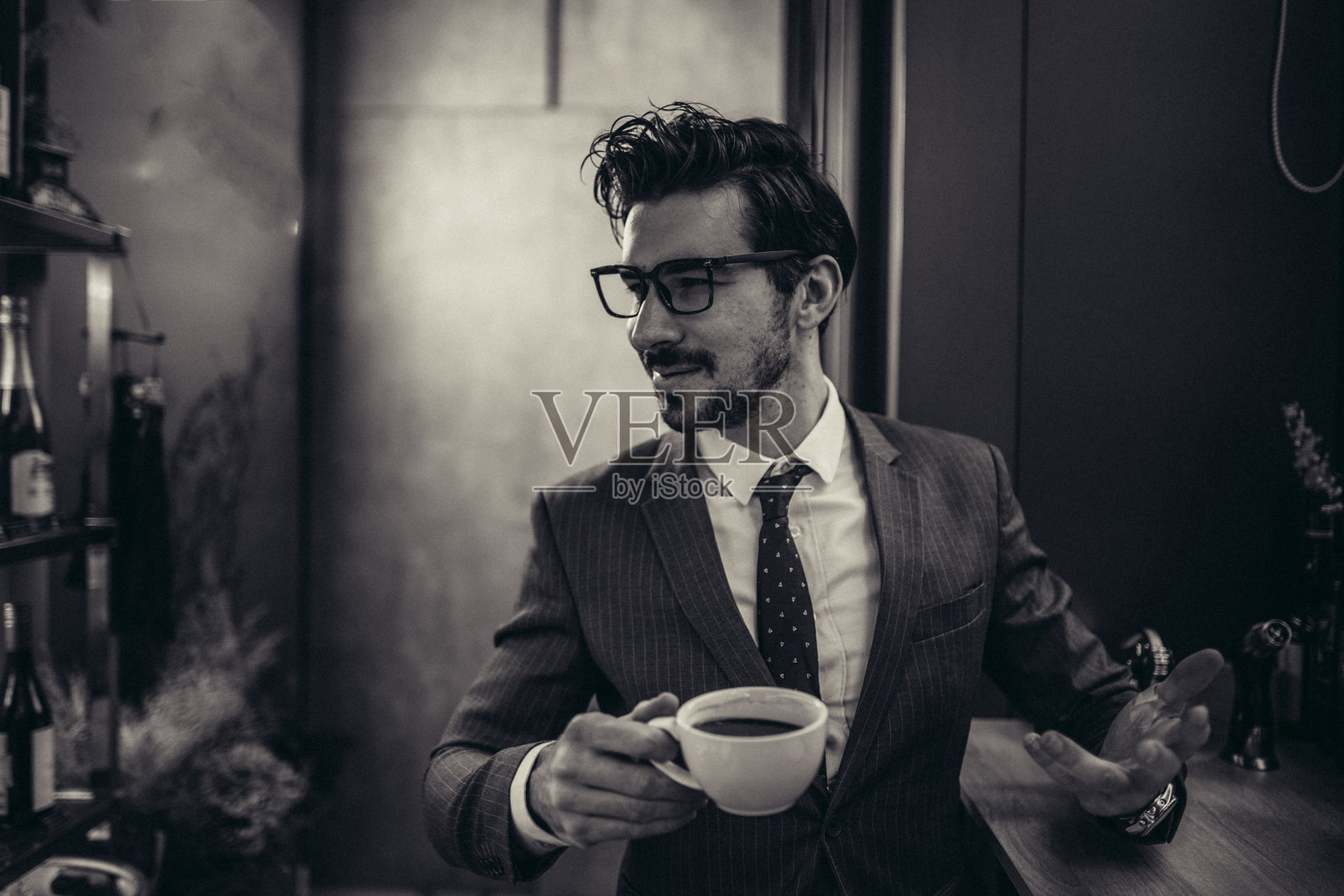 穿着西装的帅哥在喝咖啡休息照片摄影图片
