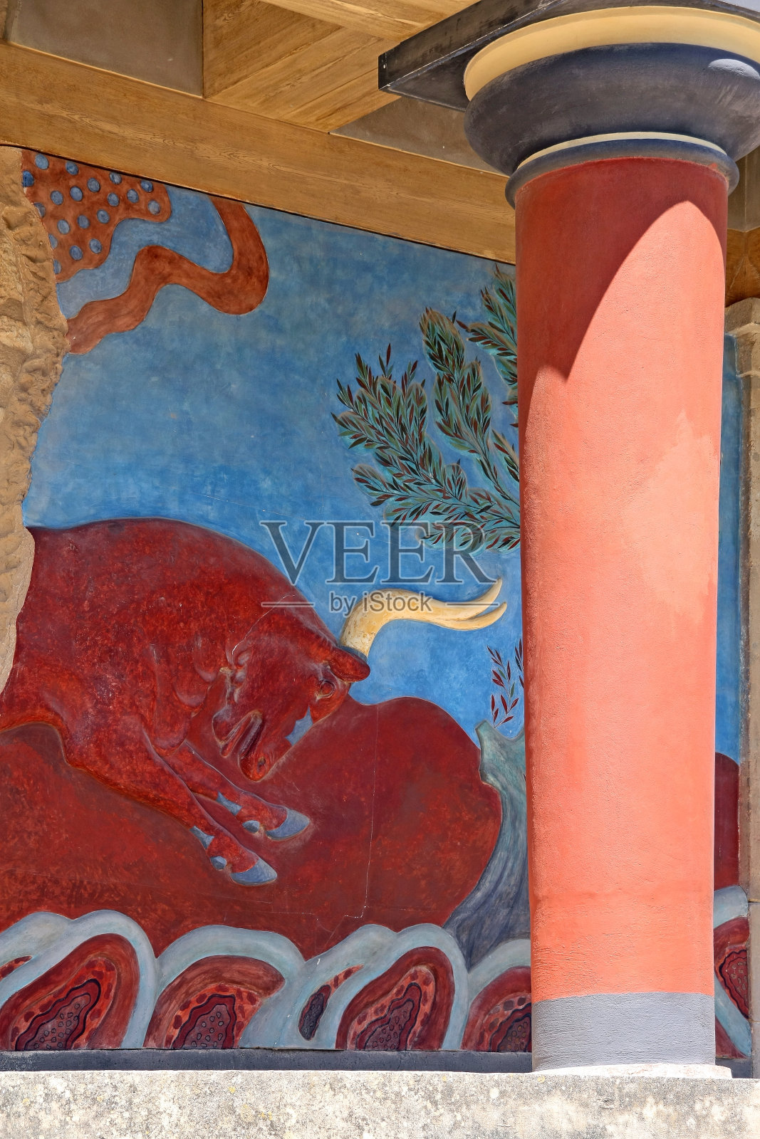 公牛壁画和古典米诺斯圆柱，克里特岛，希腊照片摄影图片