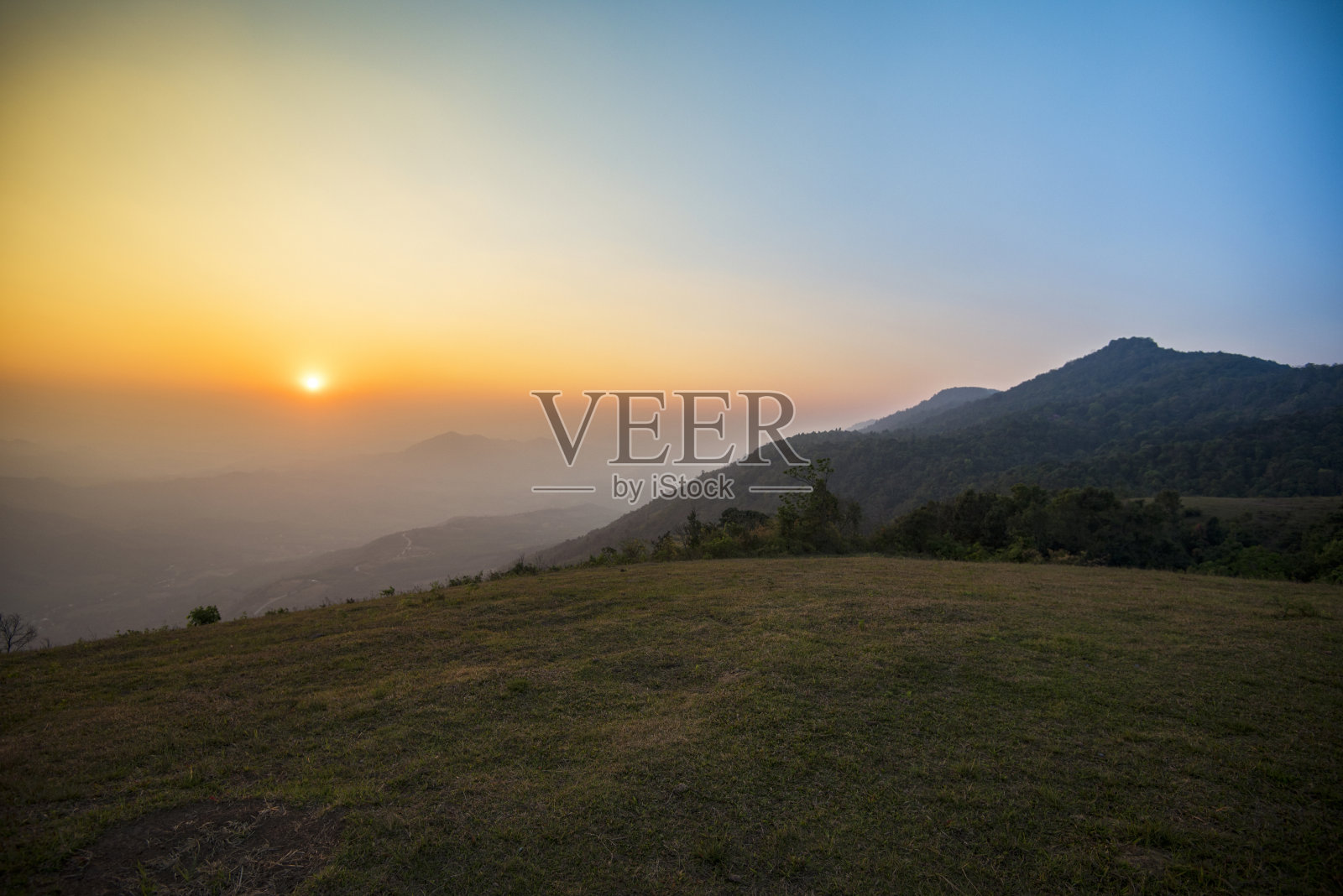 色彩斑斓的亚洲山地日出景观照片摄影图片