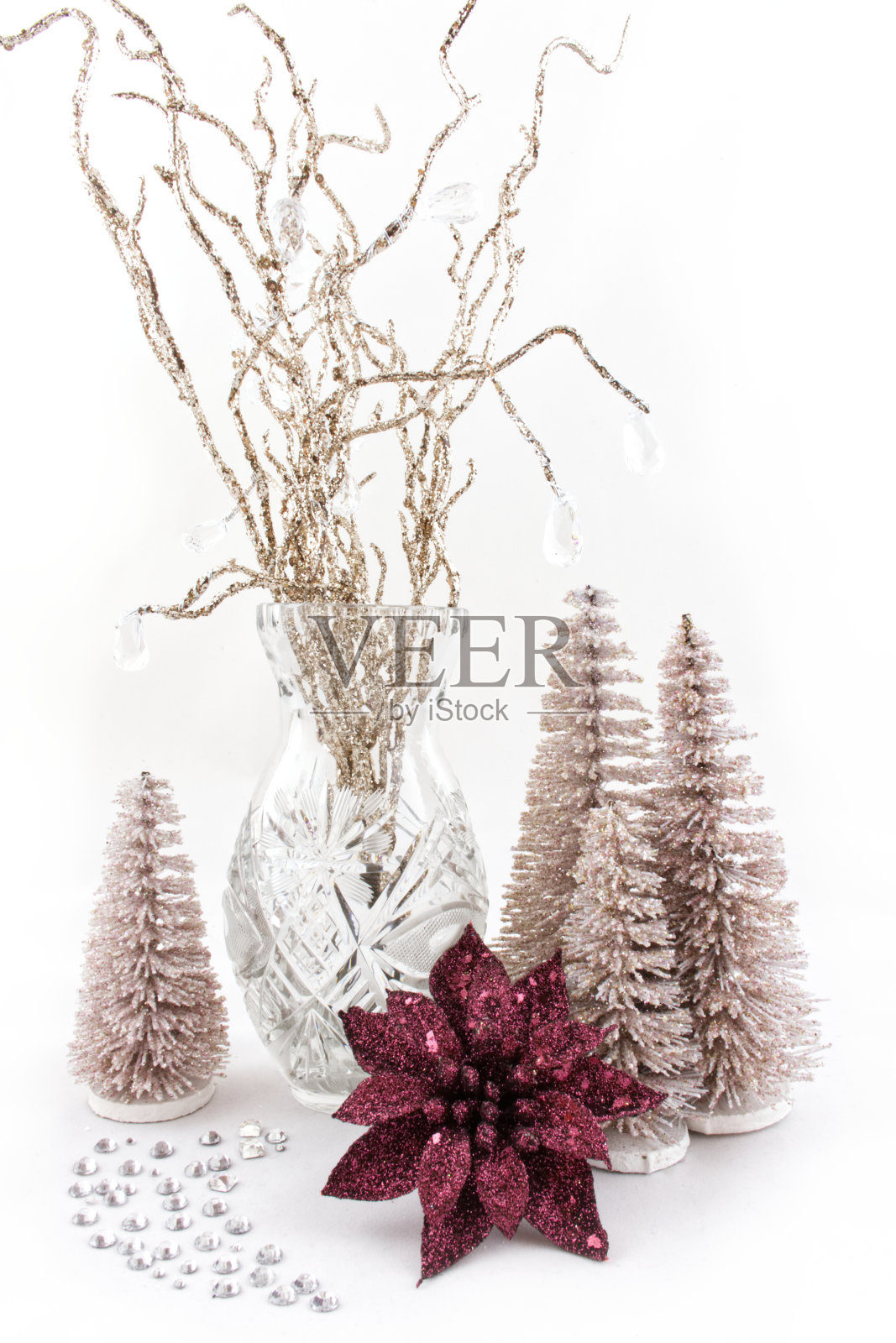 花瓶里用锦缎树枝做成的圣诞装饰品照片摄影图片