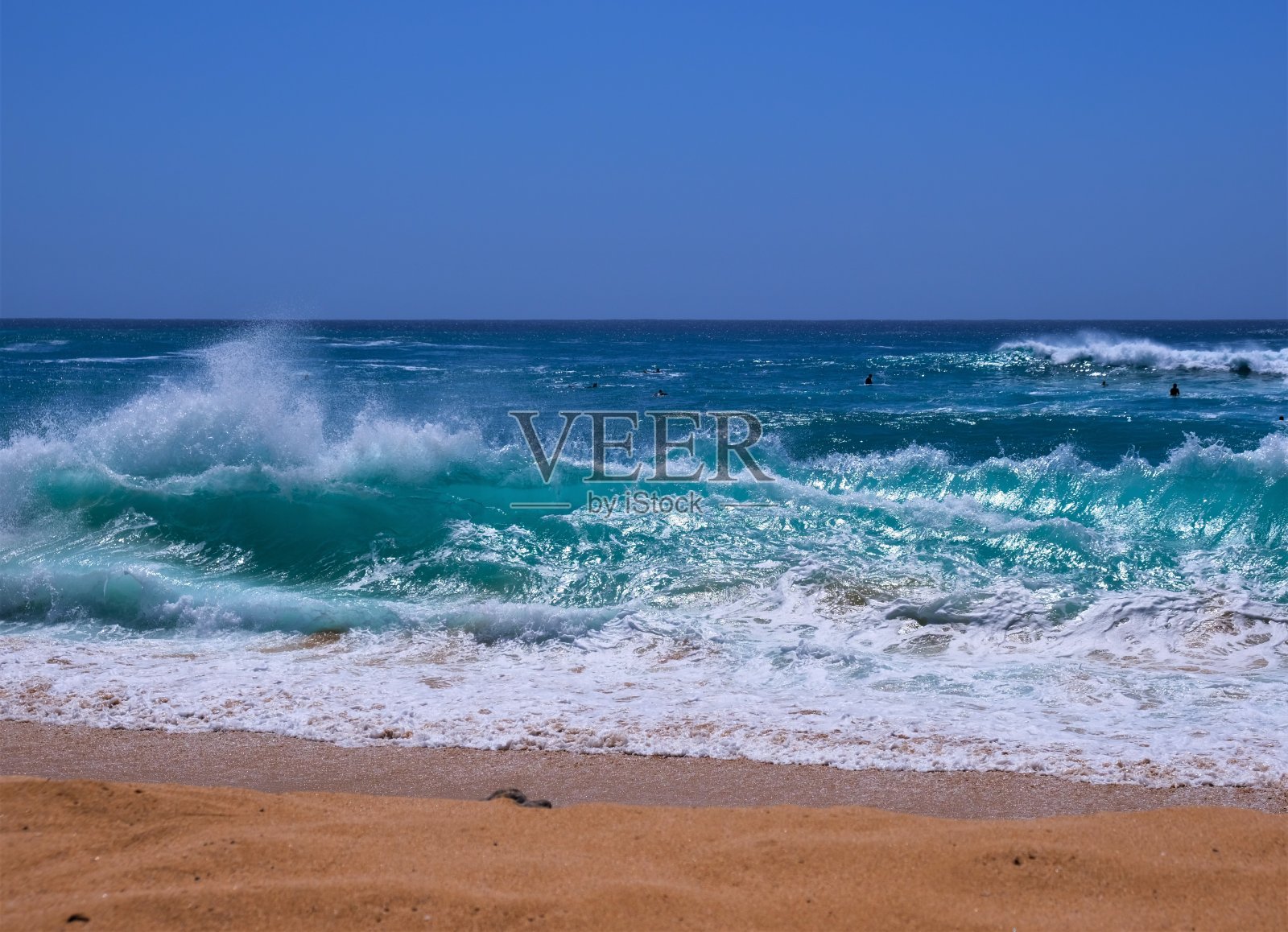 构造波干涉(当波碰撞时)。马哈哈海滩，威纳伊岛，瓦胡岛，你好照片摄影图片