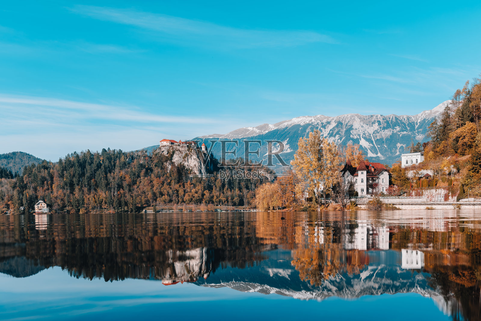 阿尔卑斯山脉中有一个干涸的湖照片摄影图片