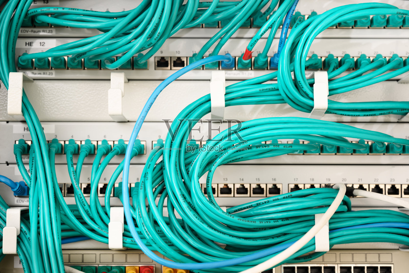 绿松石线缆和以太网交换机连接在网络服务器上照片摄影图片