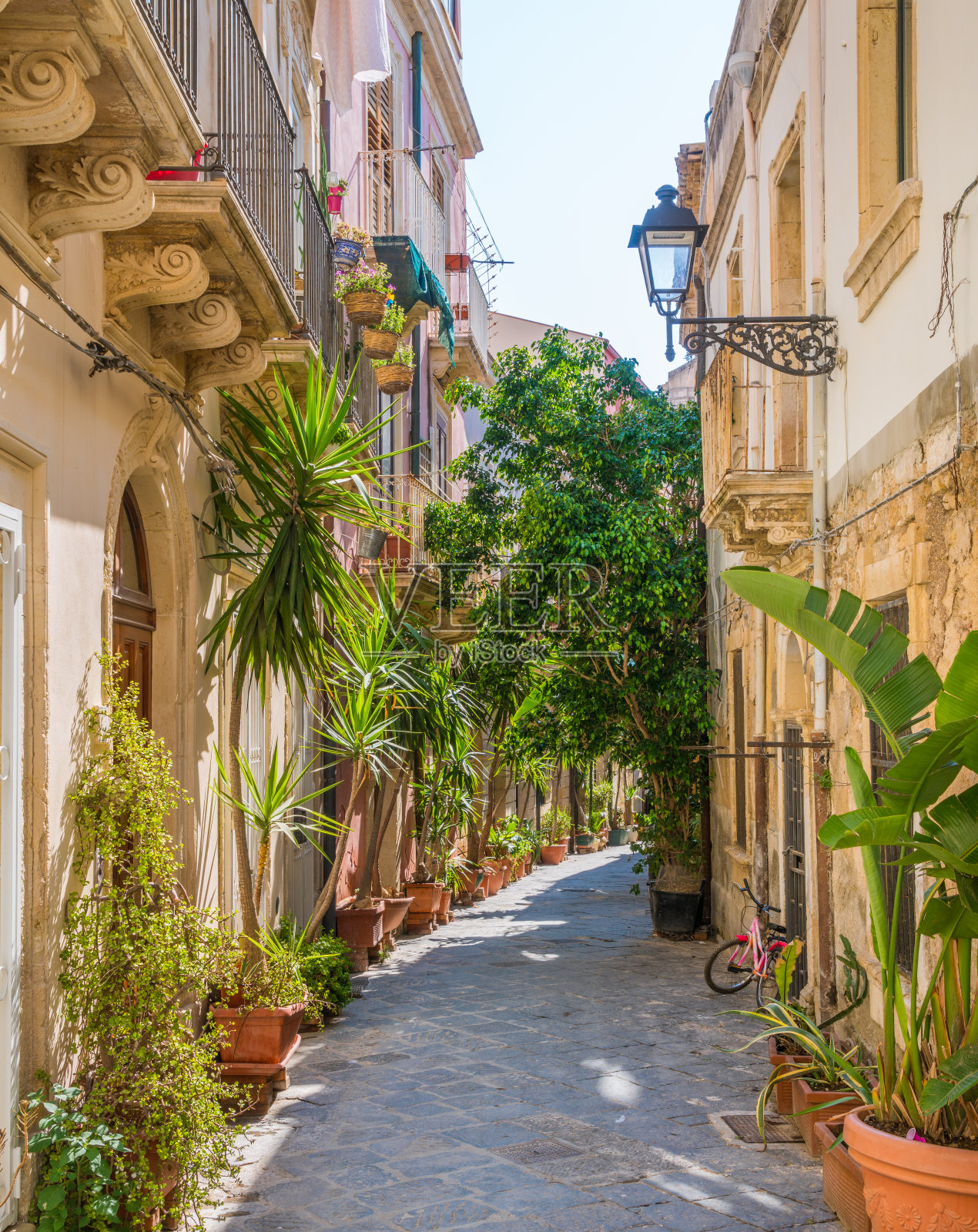 这是意大利南部西西里岛西拉库萨老城奥提加一条狭窄而风景如画的道路。照片摄影图片