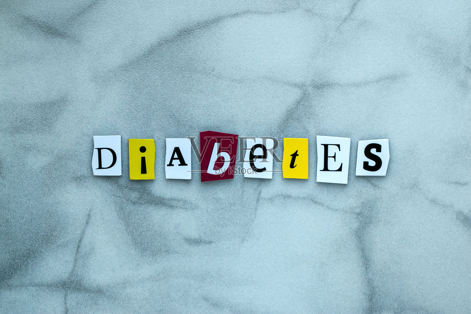 字糖尿病的切割字母在灰色背景的旗帜设计。诊断的概念。标题——糖尿病。一字书写文字-糖尿病。摘要卡片与题词-糖尿病在灰色背景。照片摄影图片