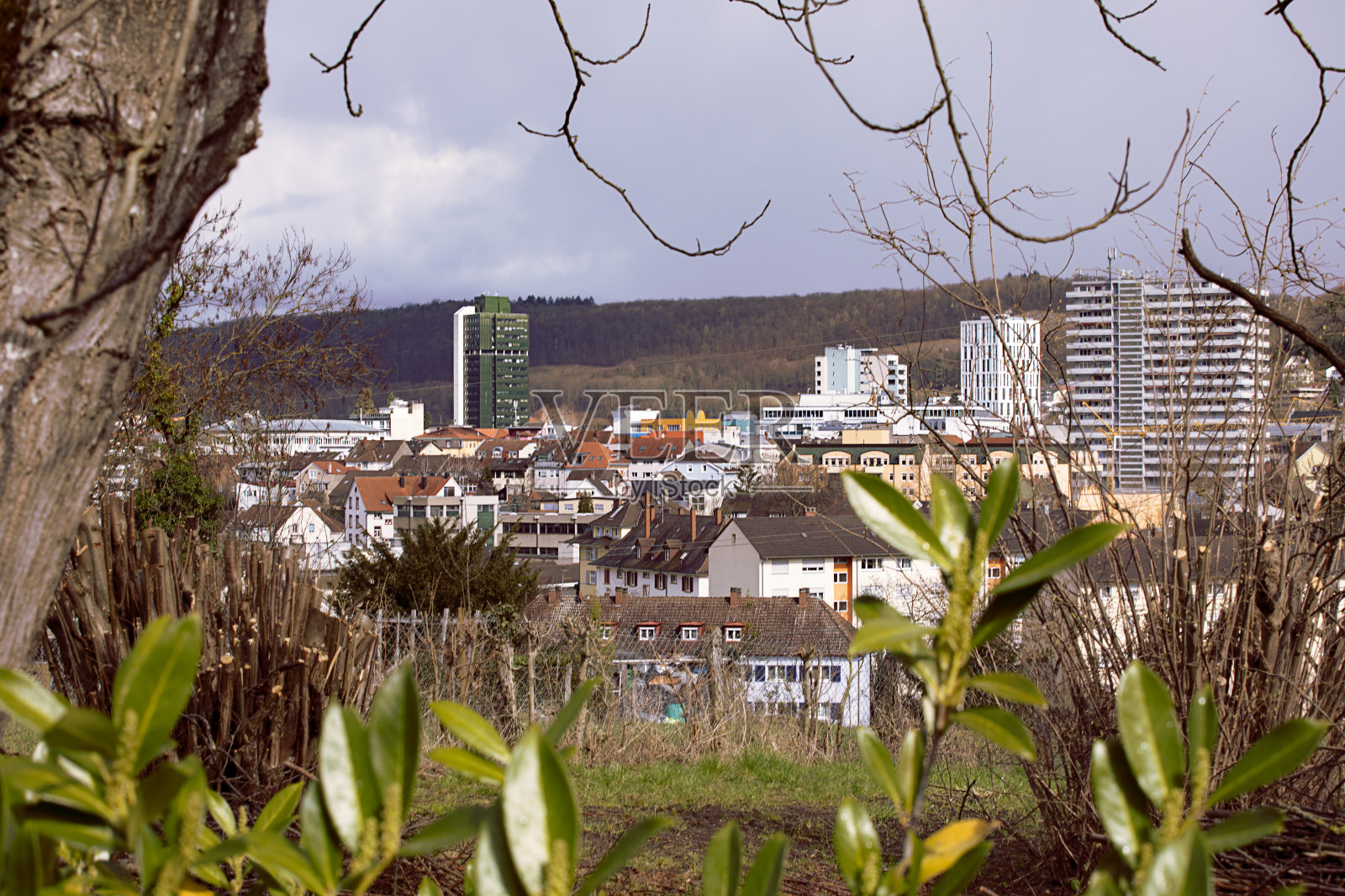 春天的景观Lörrach，山谷中的建筑，全景的德国小镇在Baden-Württemberg。照片摄影图片
