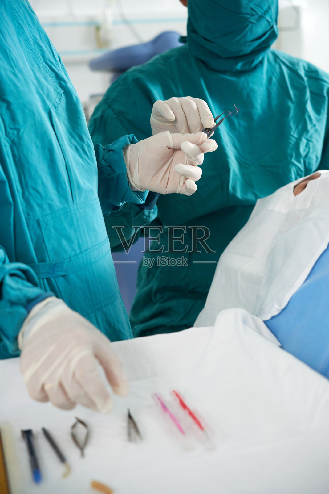 外科医生为病人做手术照片摄影图片