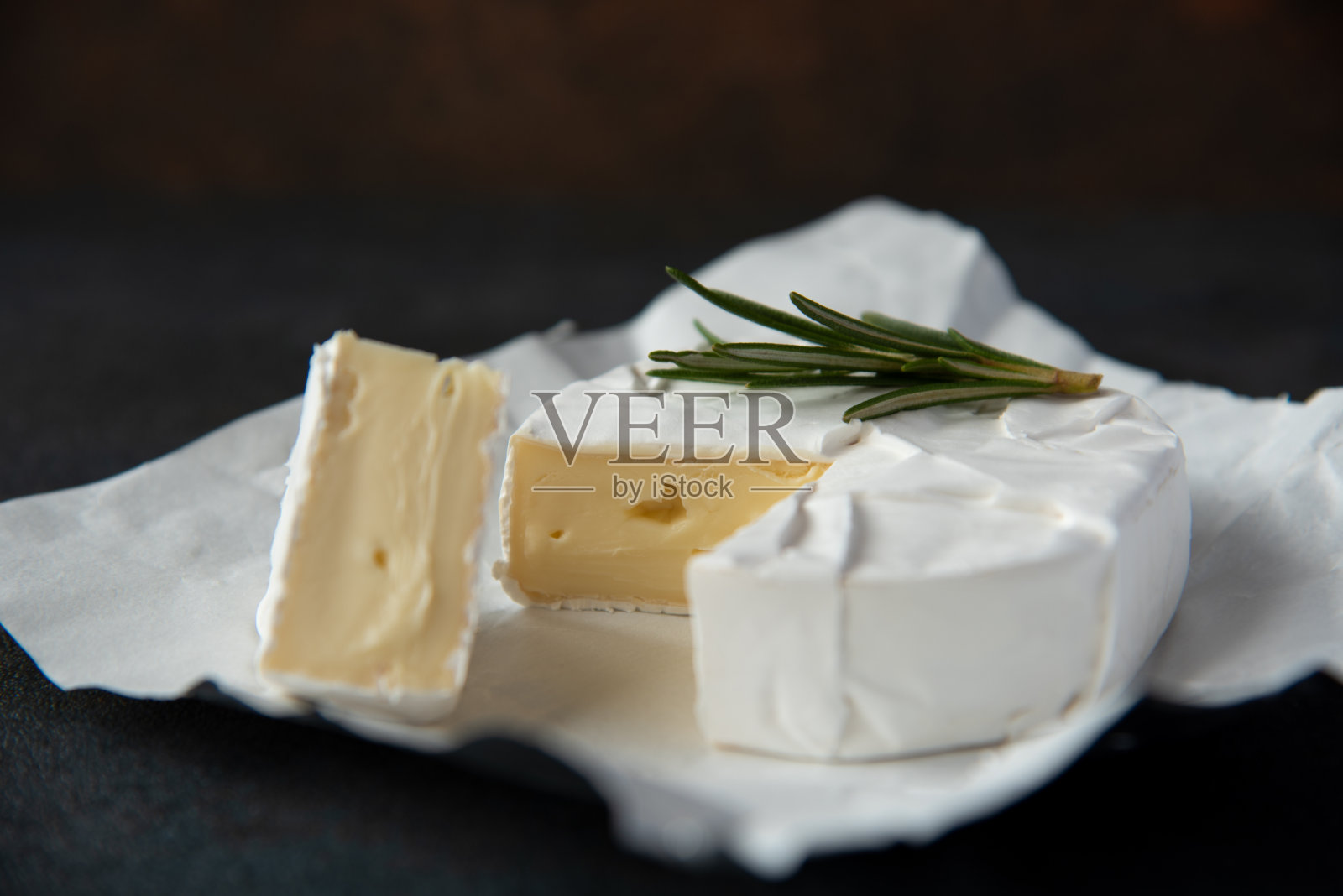 加鲜迷迭香的卡芒贝尔奶酪或布里干酪照片摄影图片