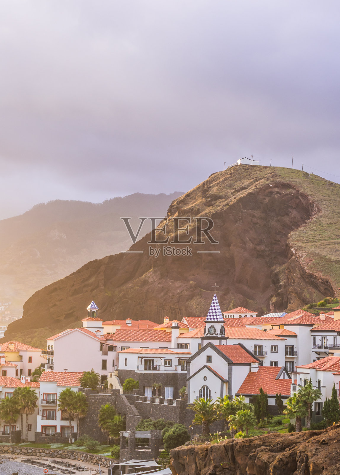 Canical，葡萄牙马德拉岛的一个小镇，日落时分照片摄影图片