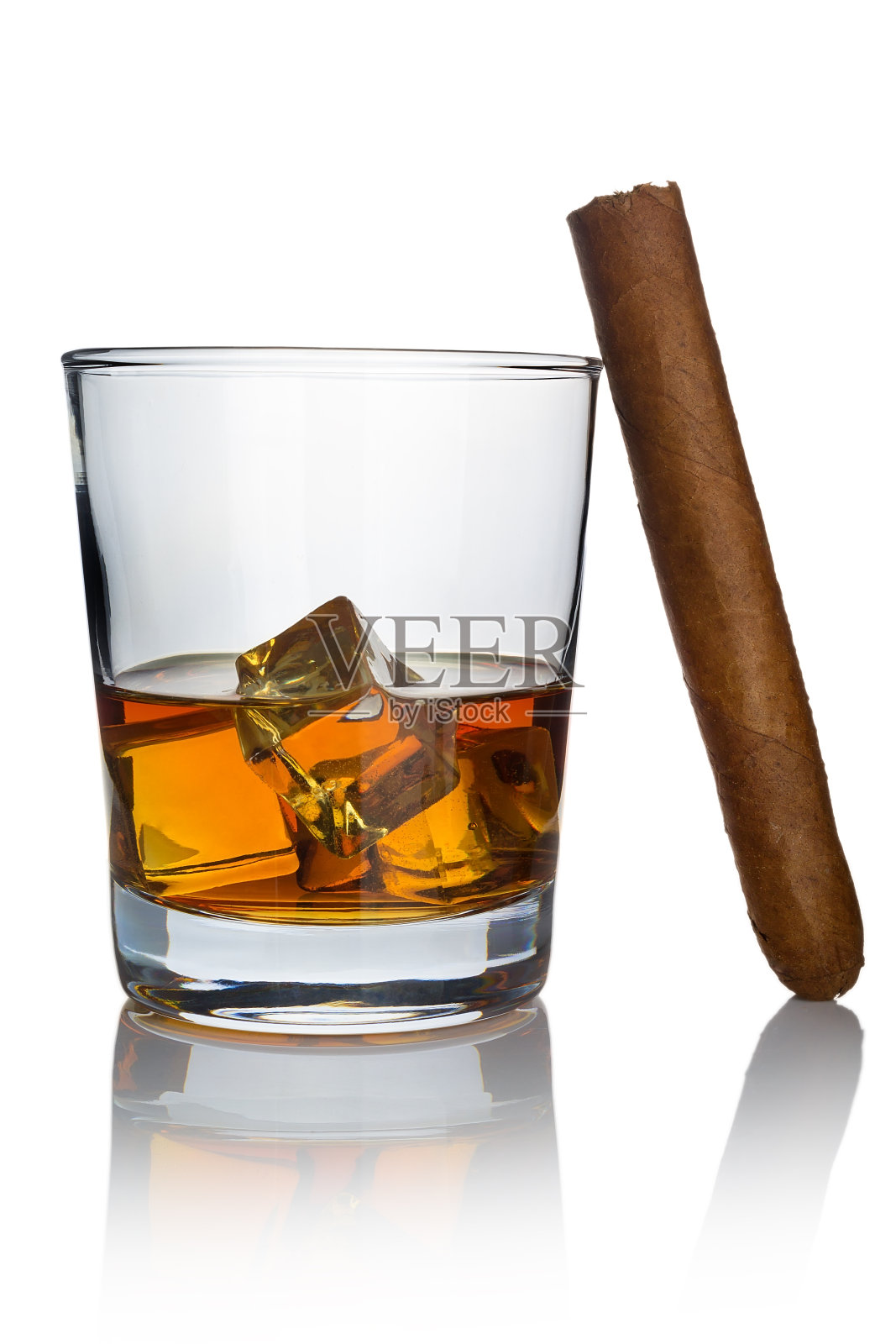 一杯用冰块和无烟雪茄冷却的威士忌，在白色的背景上照片摄影图片