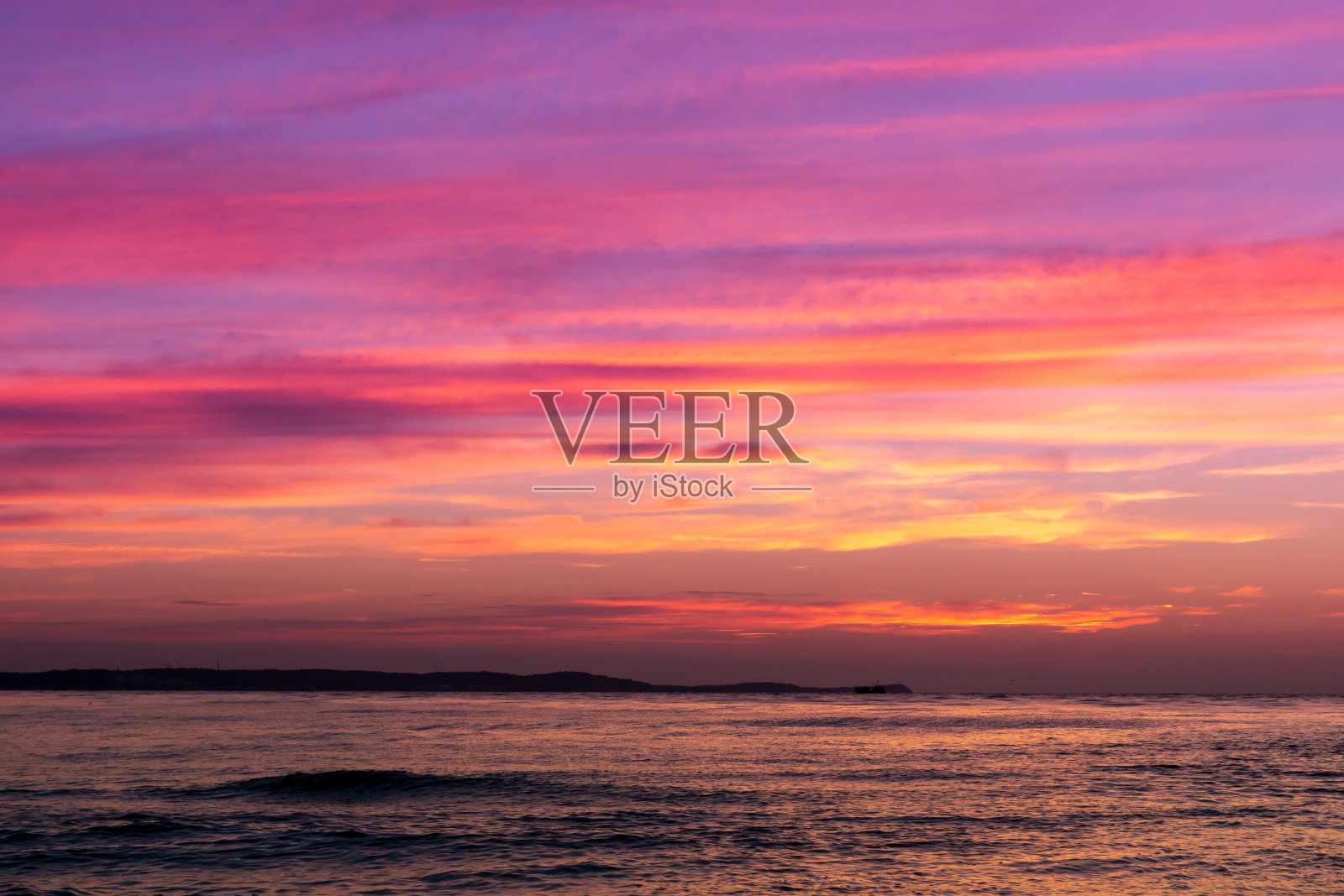 美丽的黄紫色的天空日落在海上照片摄影图片