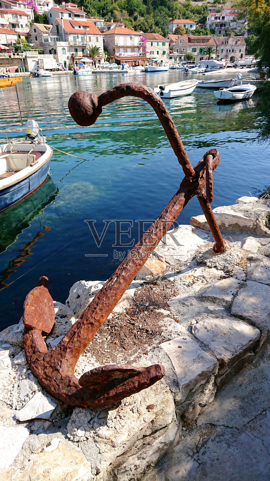 看到生锈的锚，船和房子，在捕鱼或渔民在索尔塔岛。斯普利特以南是欧洲著名的地标和旅游目的地。照片摄影图片