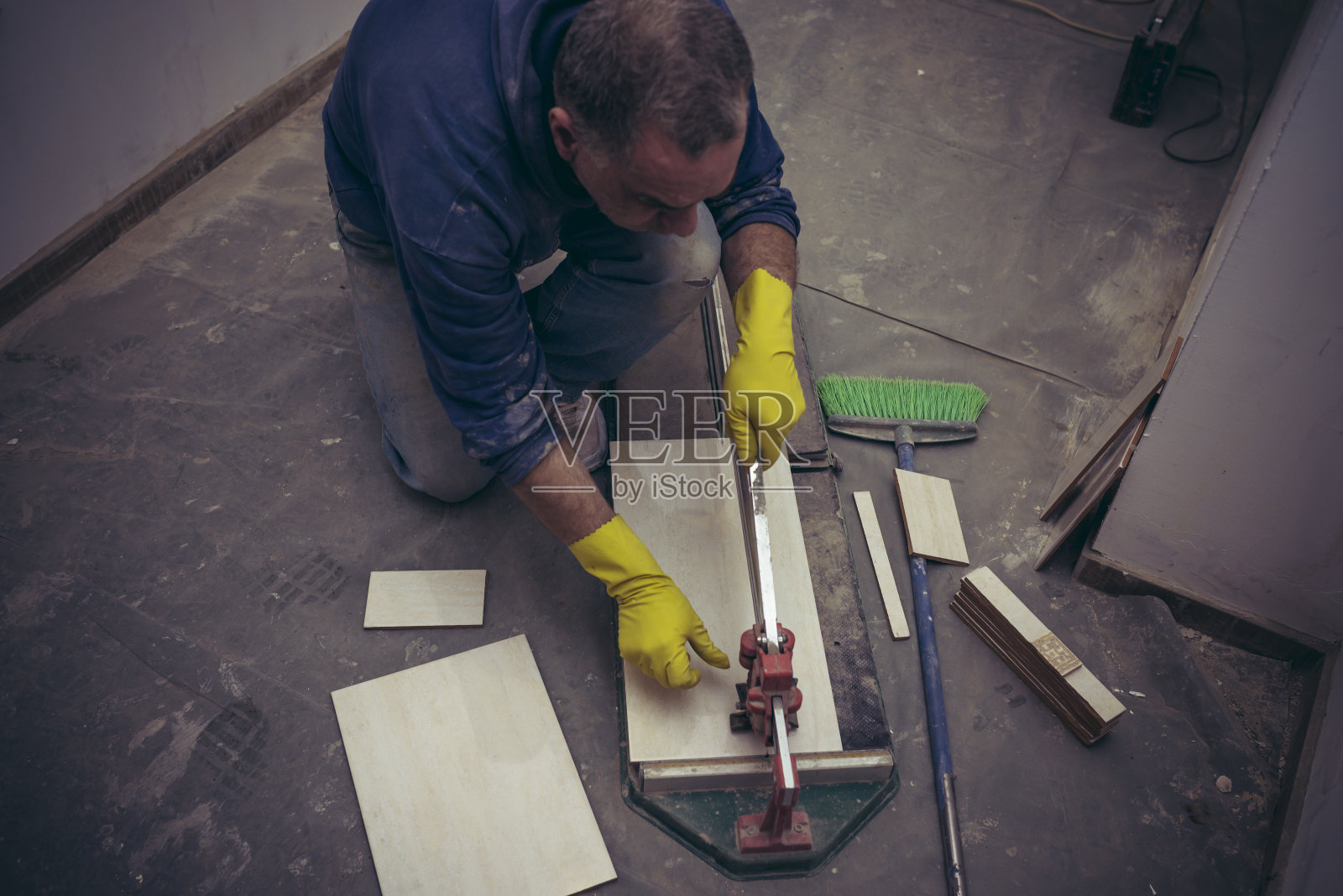 工人在测量和切割瓷砖的照片照片摄影图片