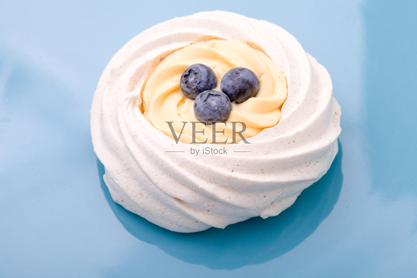 美味的蓝莓蛋糕放在一个蓝色的盘子里照片摄影图片
