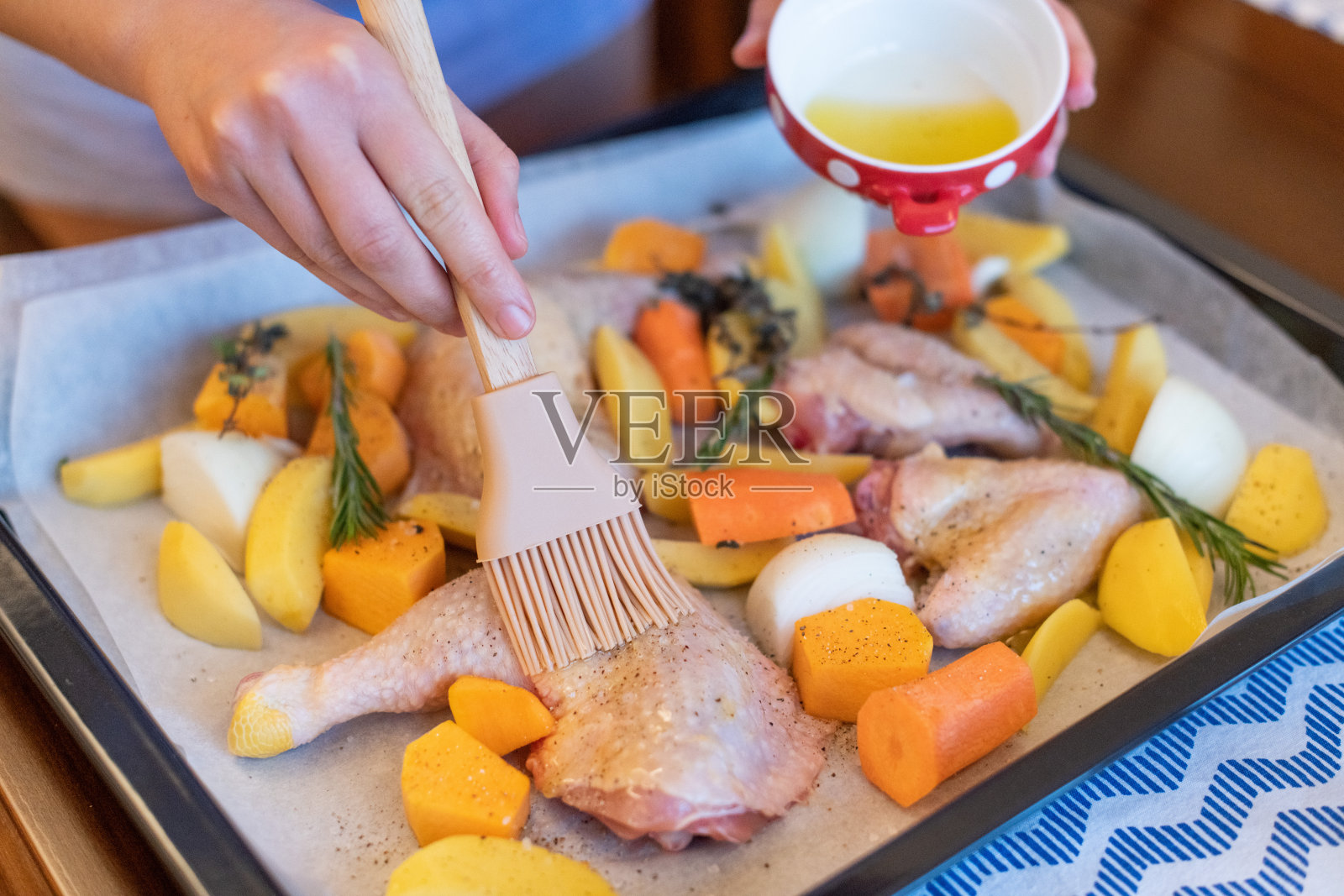 准备烤鸡翅、鸡腿及蔬菜。概念烘焙，生食。照片摄影图片