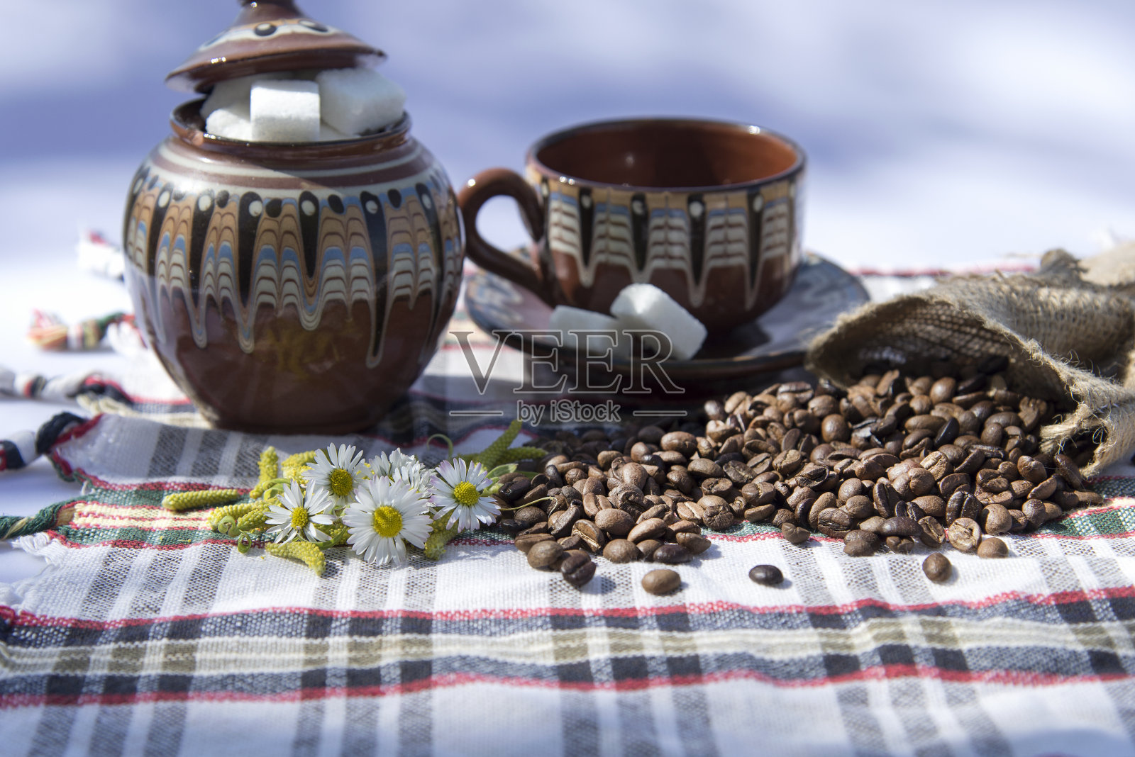 咖啡豆，咖啡研磨机和杯子照片摄影图片