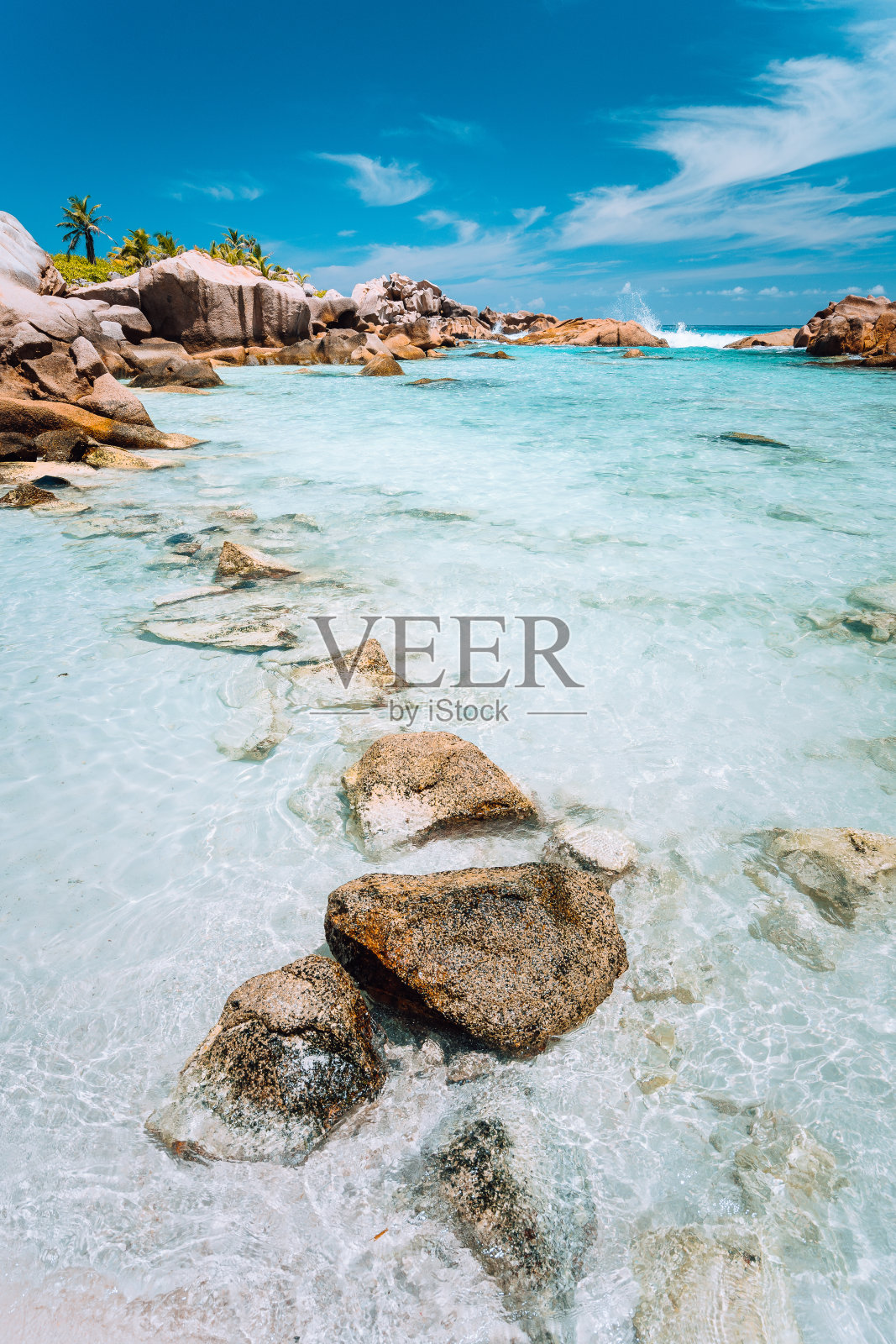 塞舌尔群岛上天堂海滩安斯科科斯的浅水清澈的绿松石水。假期的背景照片摄影图片