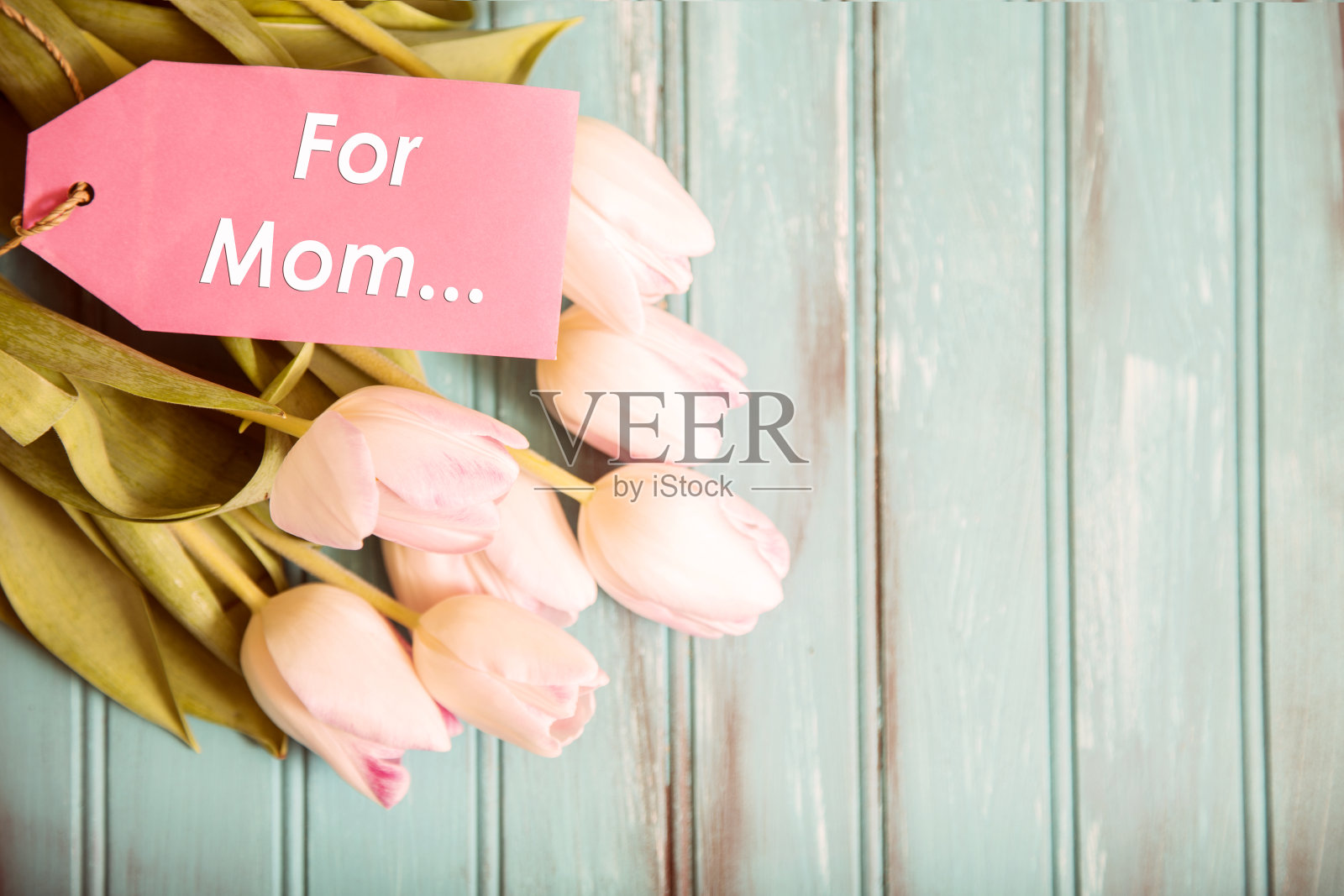 母亲节快乐，粉红色的花束。照片摄影图片