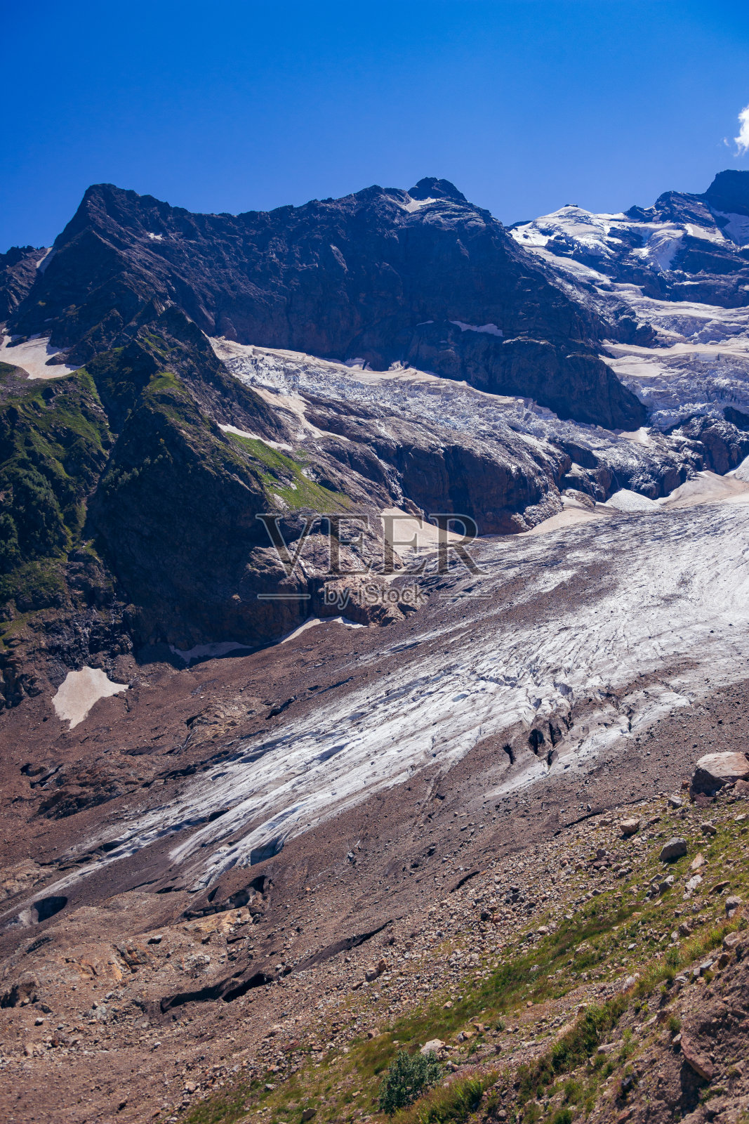 东白山周围巨大的高山冰川。高加索山脉夏天，晴天。照片摄影图片